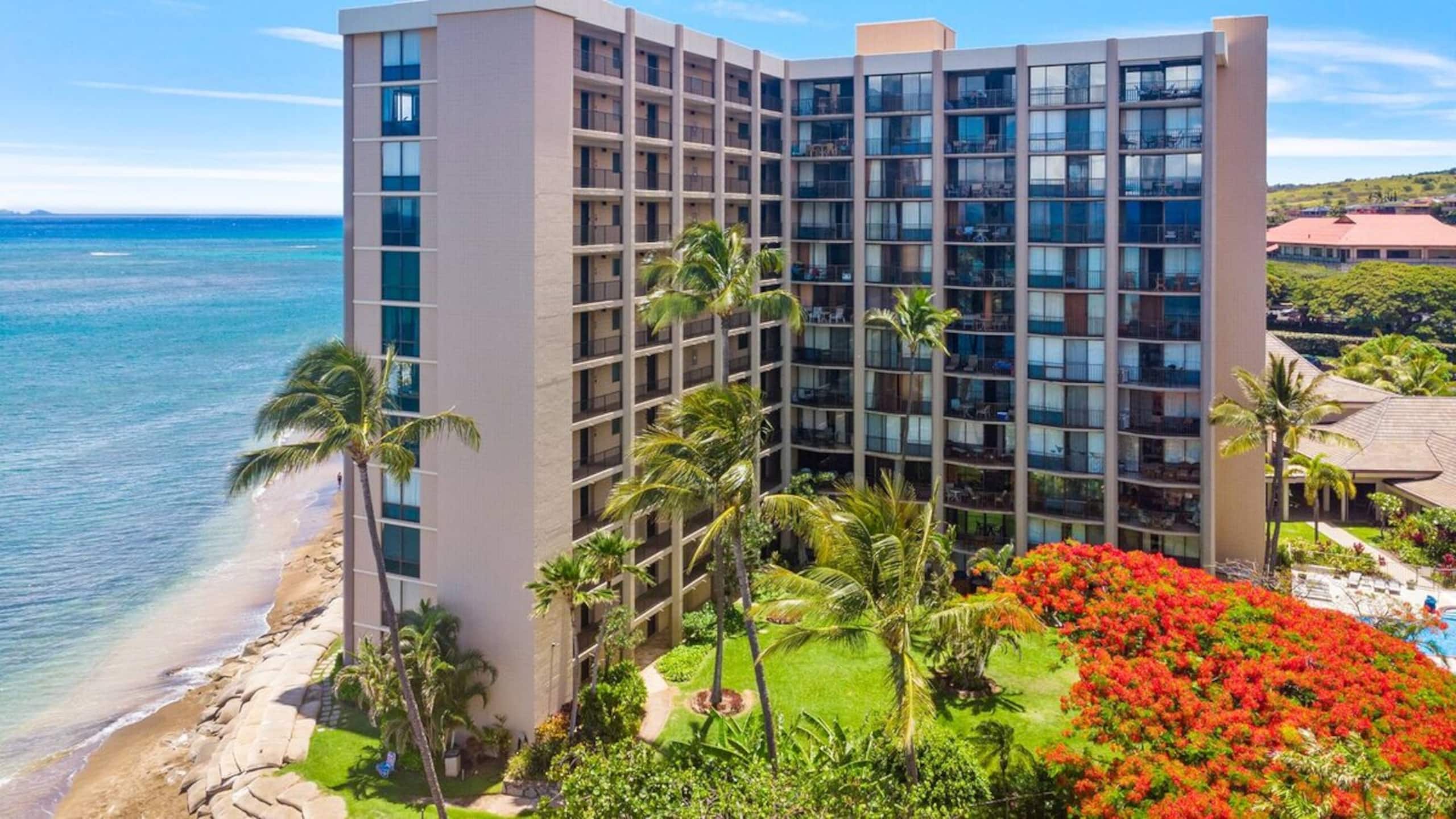 Remodeled Luxe Beachfront Escape Ocean Views & AC - Photo 2