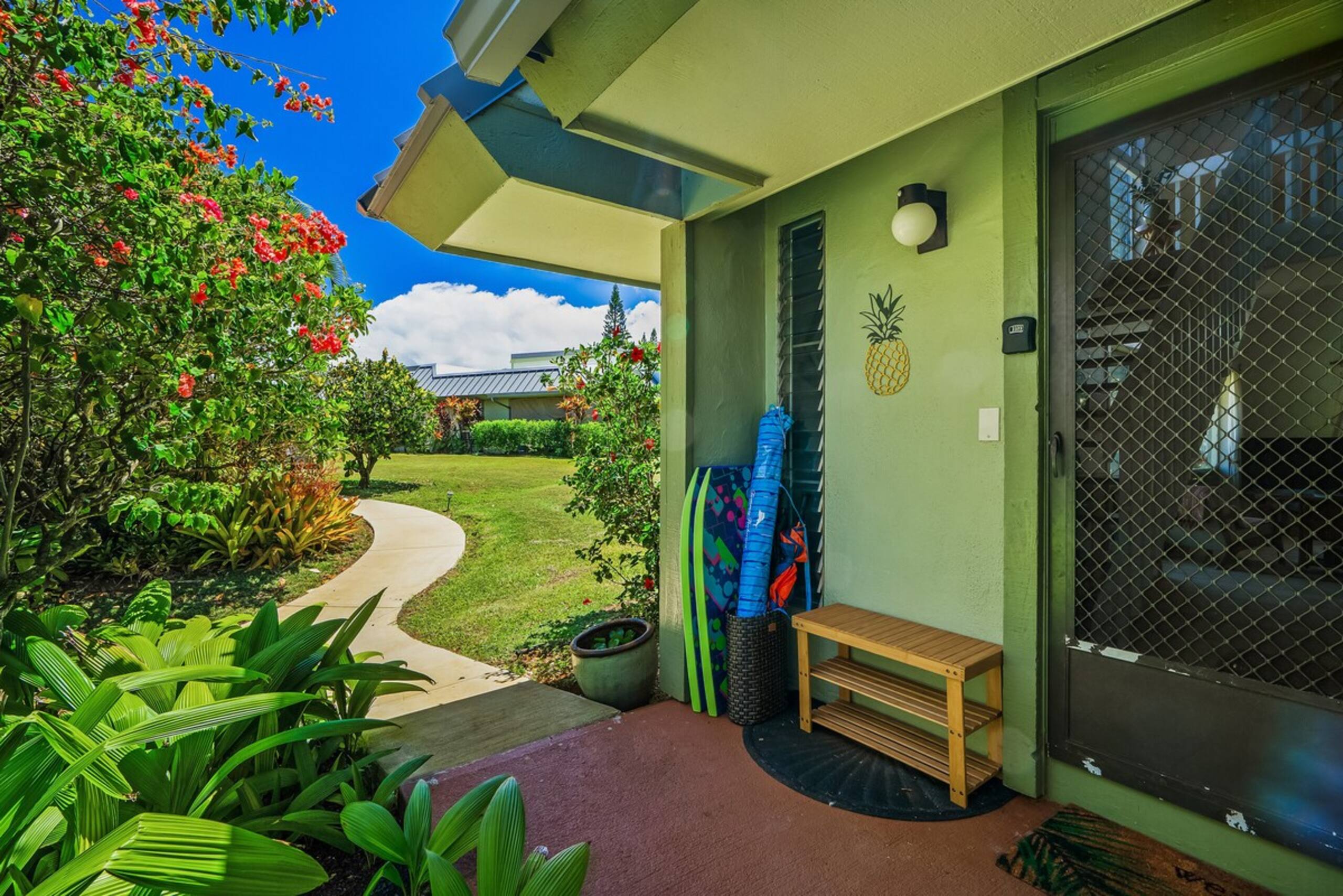 Sunny, Spacious 2BR w/Ocean View - Photo 34