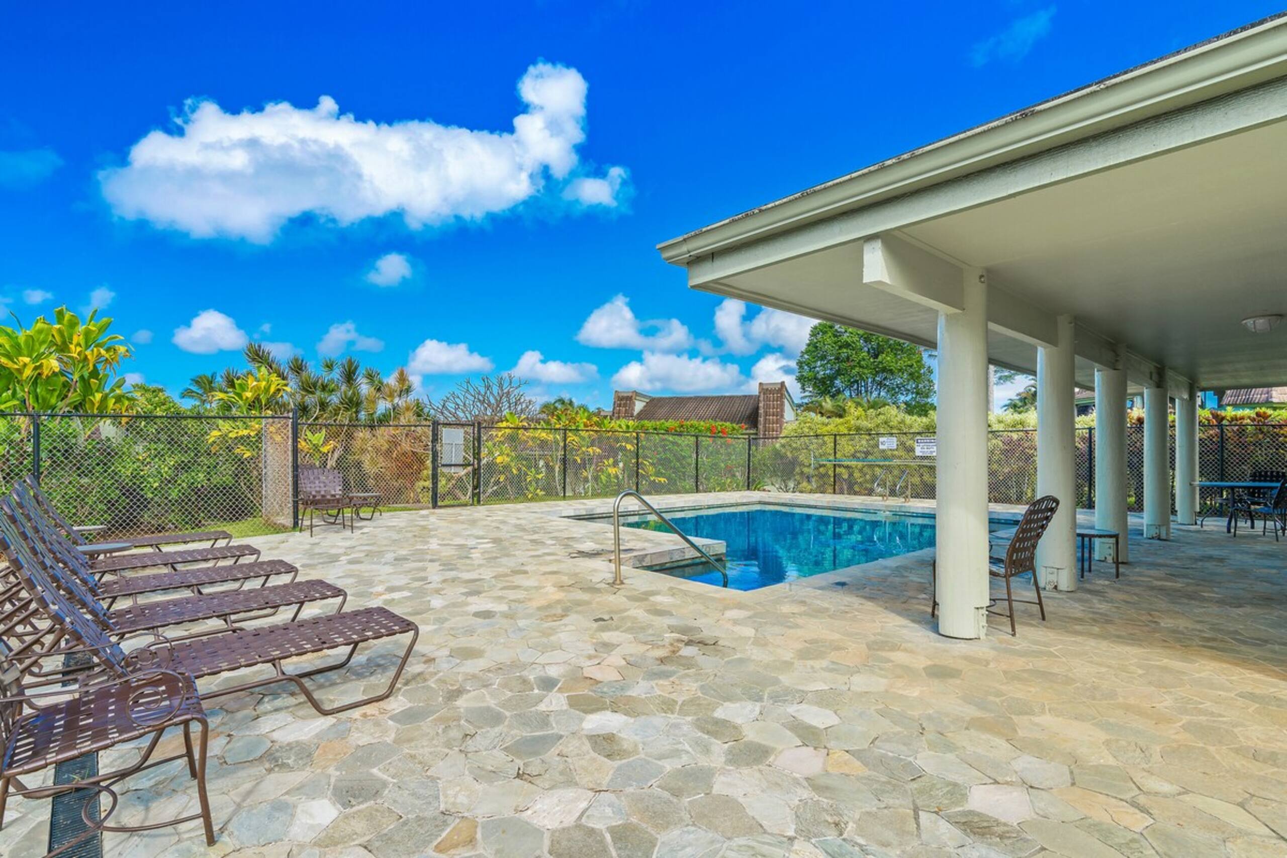 Sunny, Spacious 2BR w/Ocean View - Photo 33