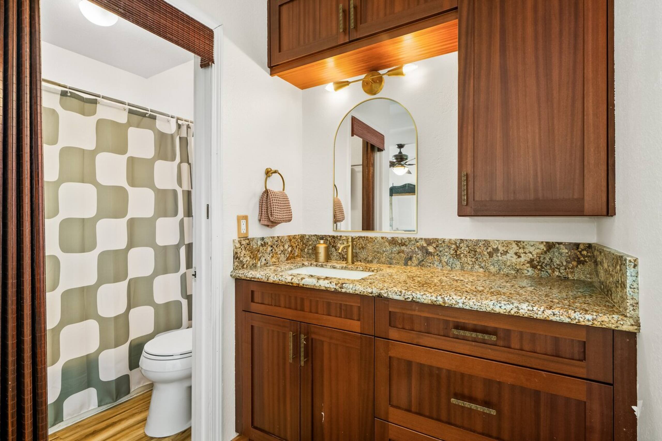 Sunny, Spacious 2BR w/Ocean View - Photo 24