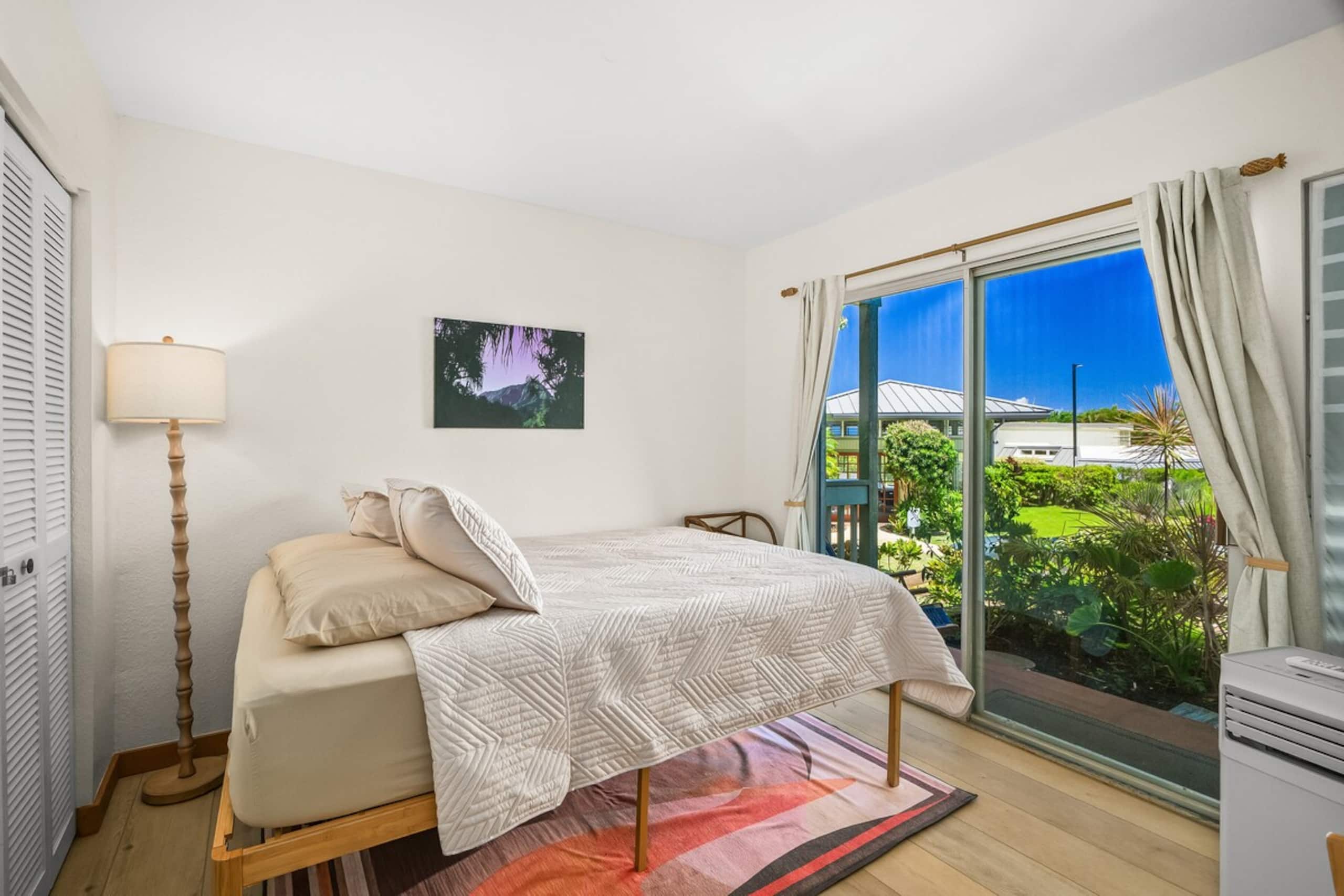Sunny, Spacious 2BR w/Ocean View - Photo 23