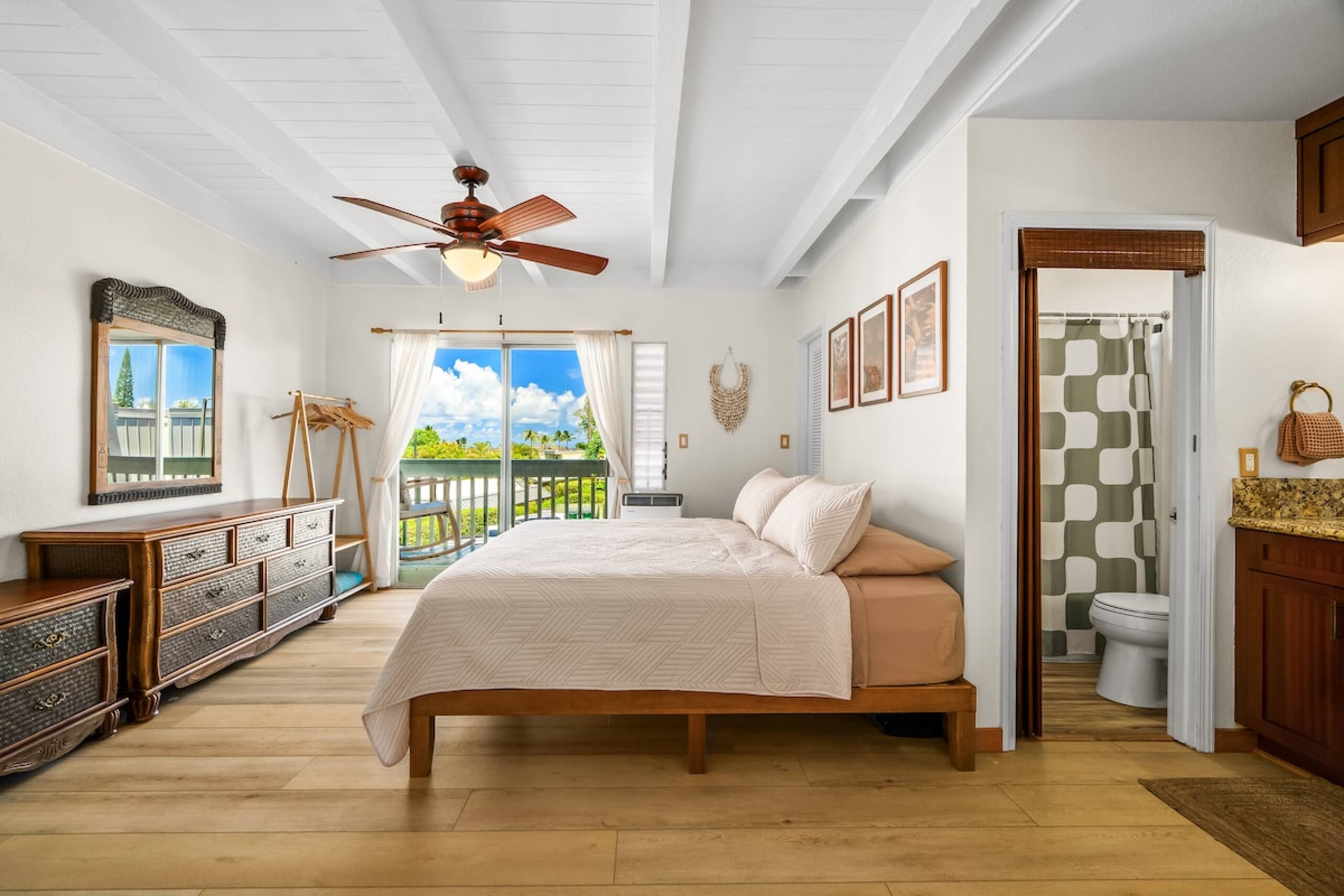 Sunny, Spacious 2BR w/Ocean View - Photo 2