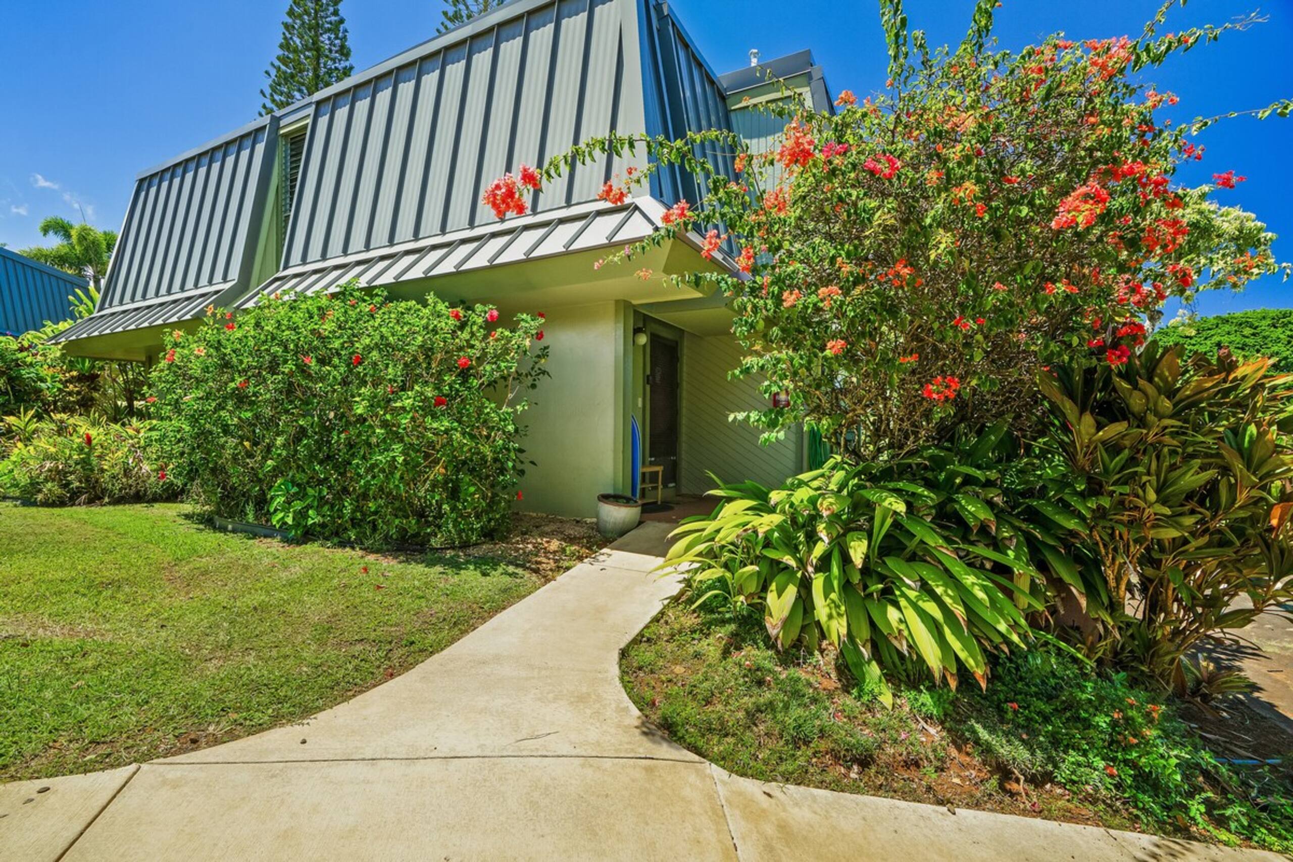 Sunny, Spacious 2BR w/Ocean View - Photo 29