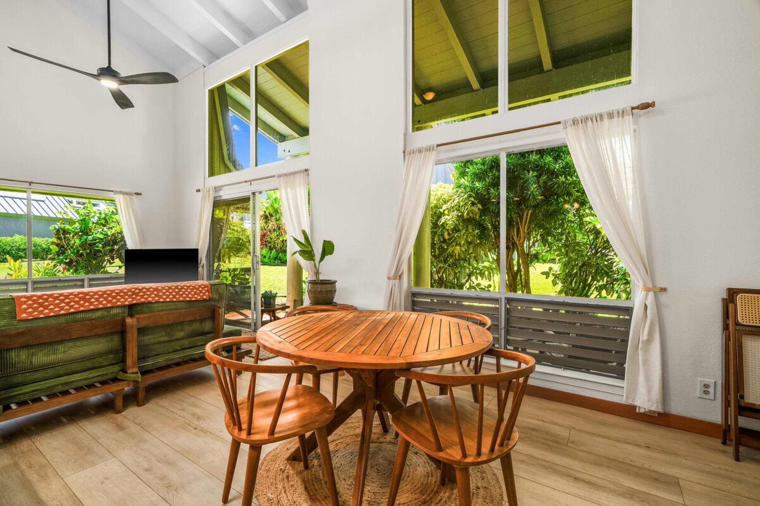 Sunny, Spacious 2BR w/Ocean View - Photo 6