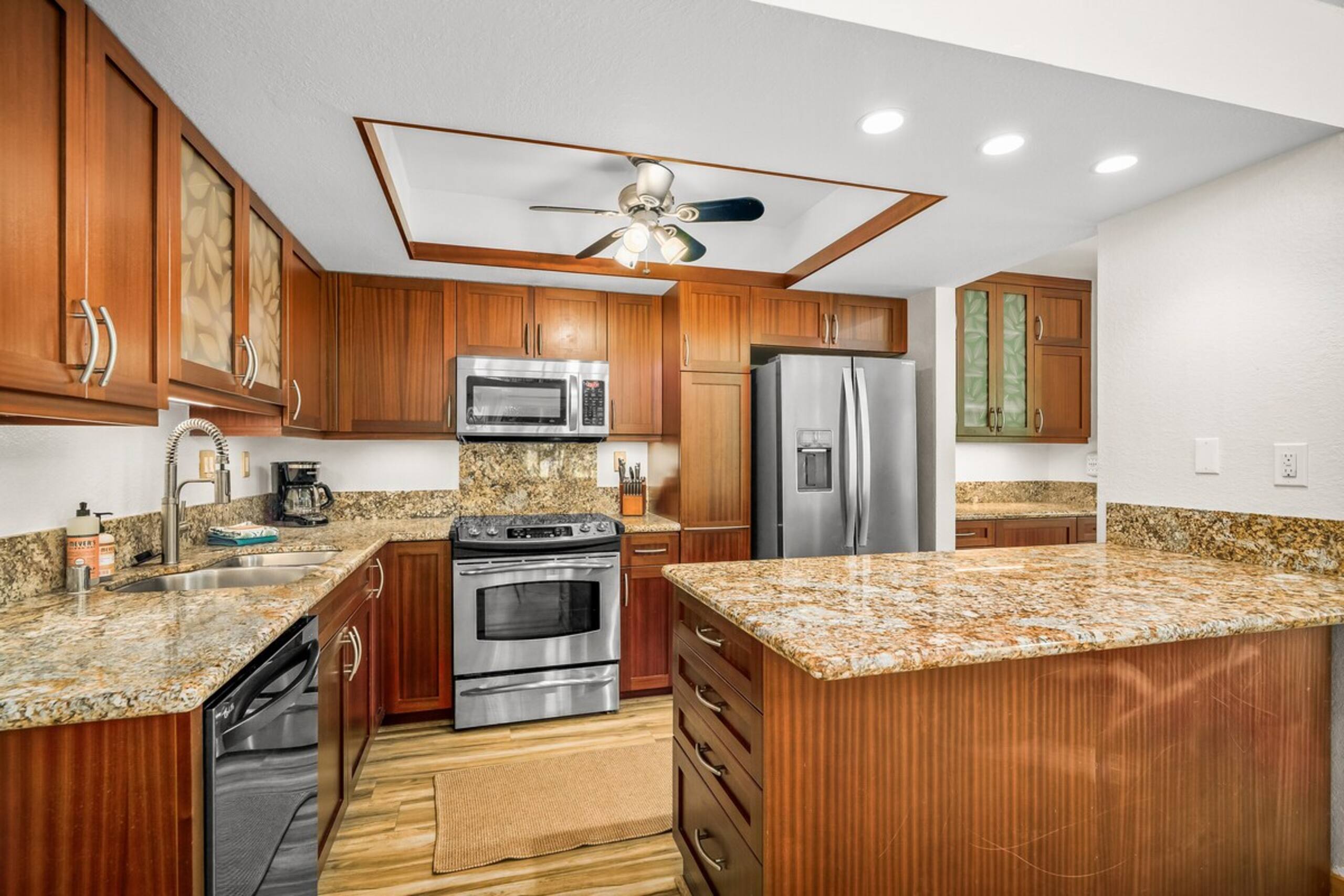 Sunny, Spacious 2BR w/Ocean View - Photo 10