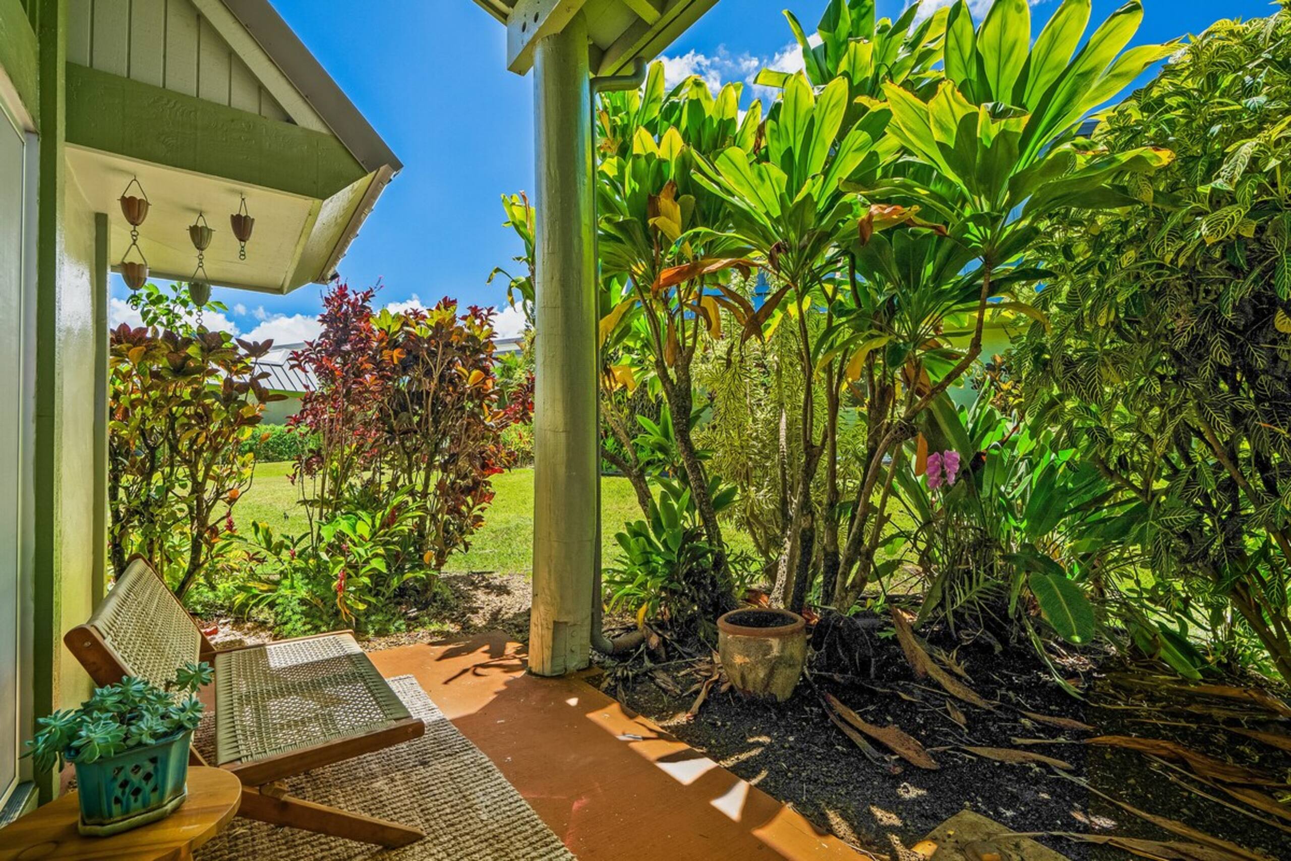 Sunny, Spacious 2BR w/Ocean View - Photo 27