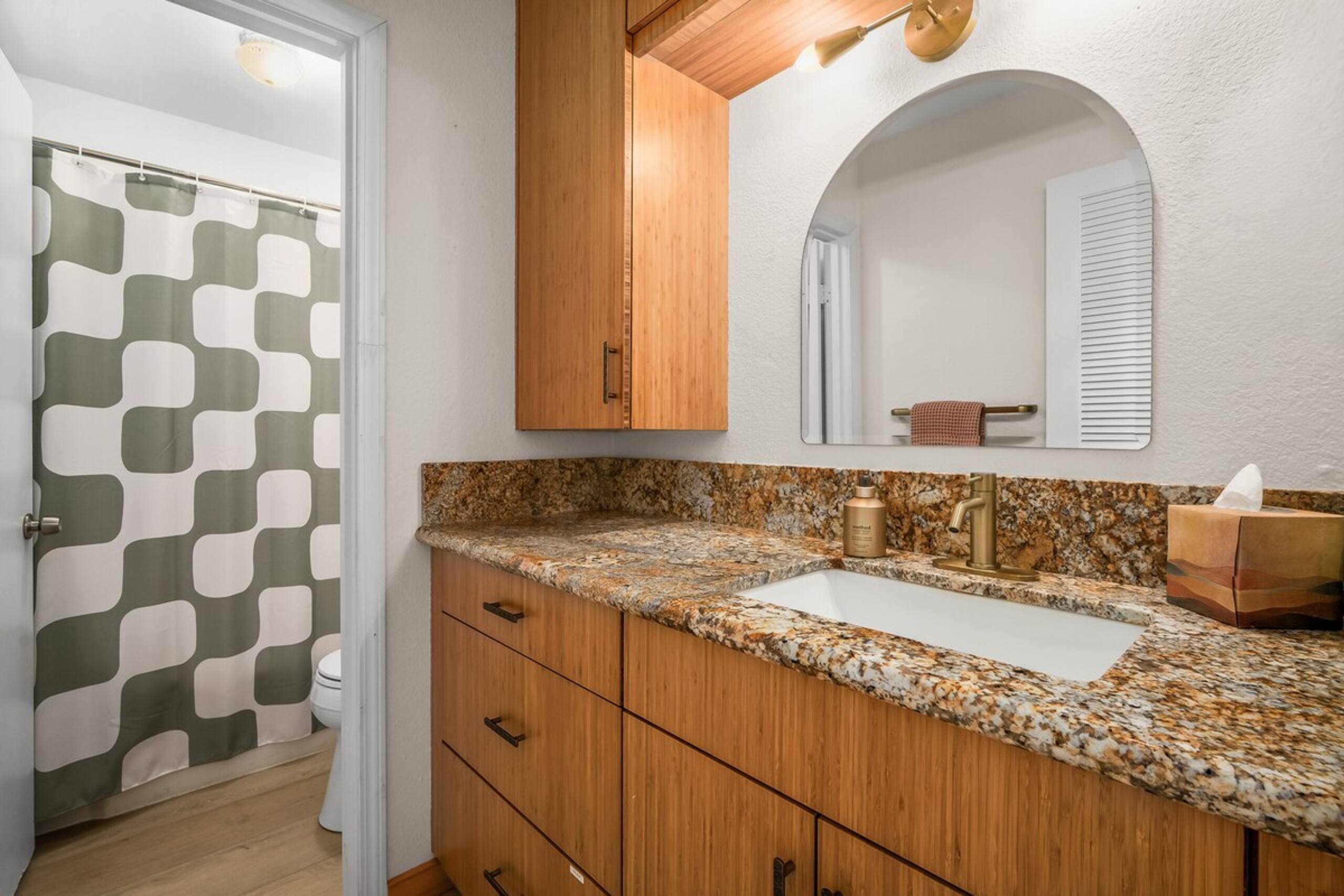 Sunny, Spacious 2BR w/Ocean View - Photo 25