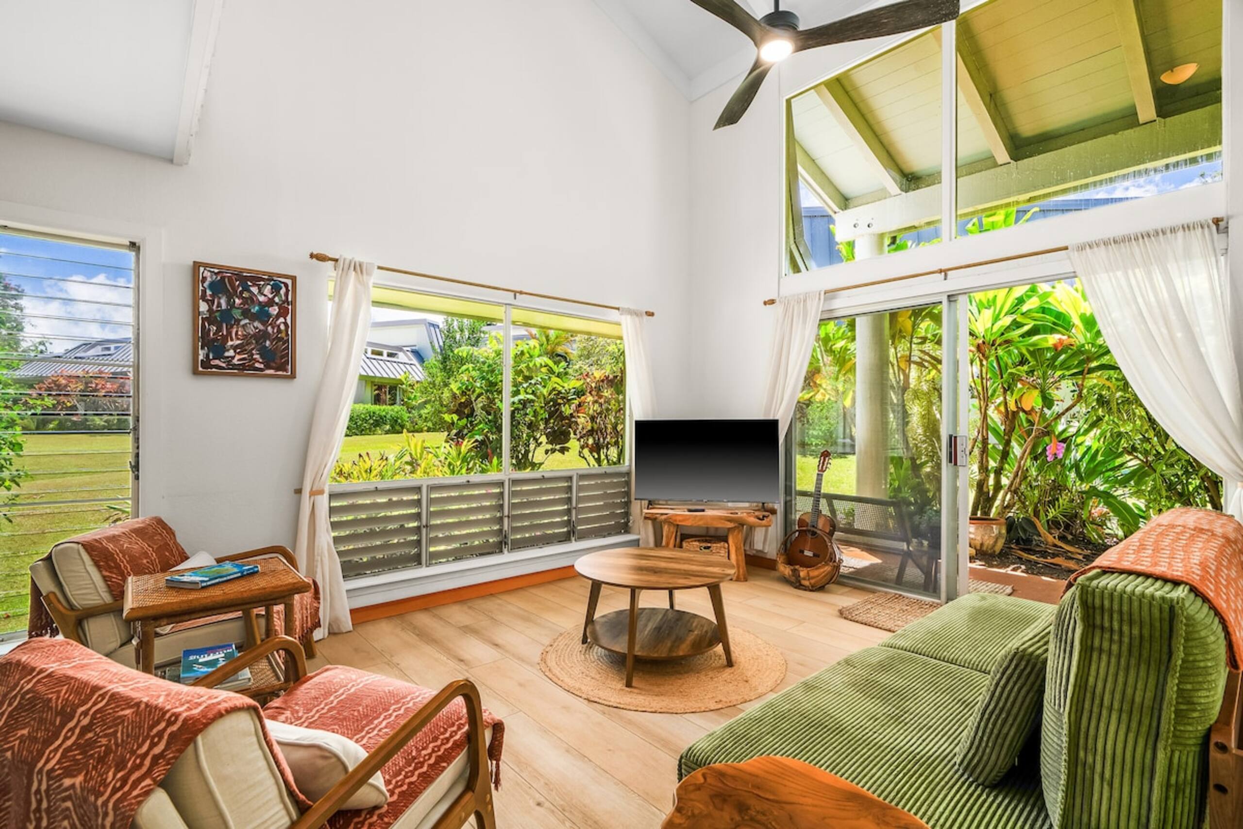 Sunny, Spacious 2BR w/Ocean View - Photo 5