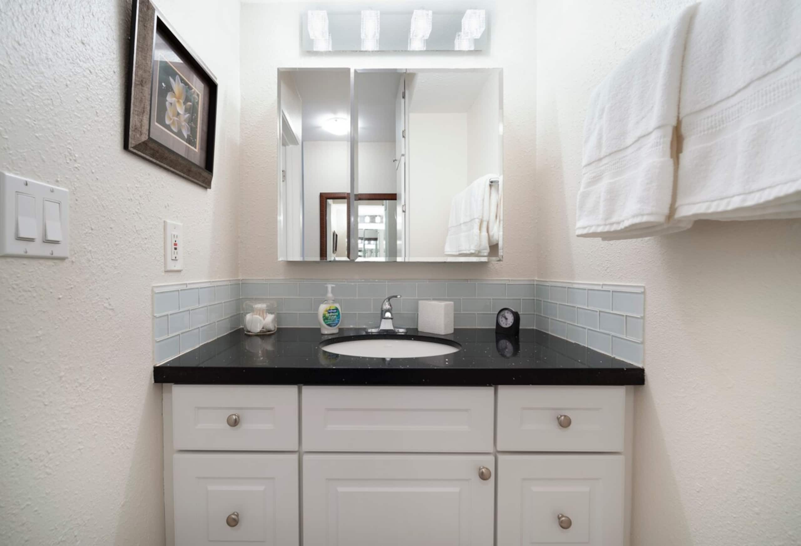 Locally owned, 1 BR w/ AC. Walk to the beach! - Photo 14