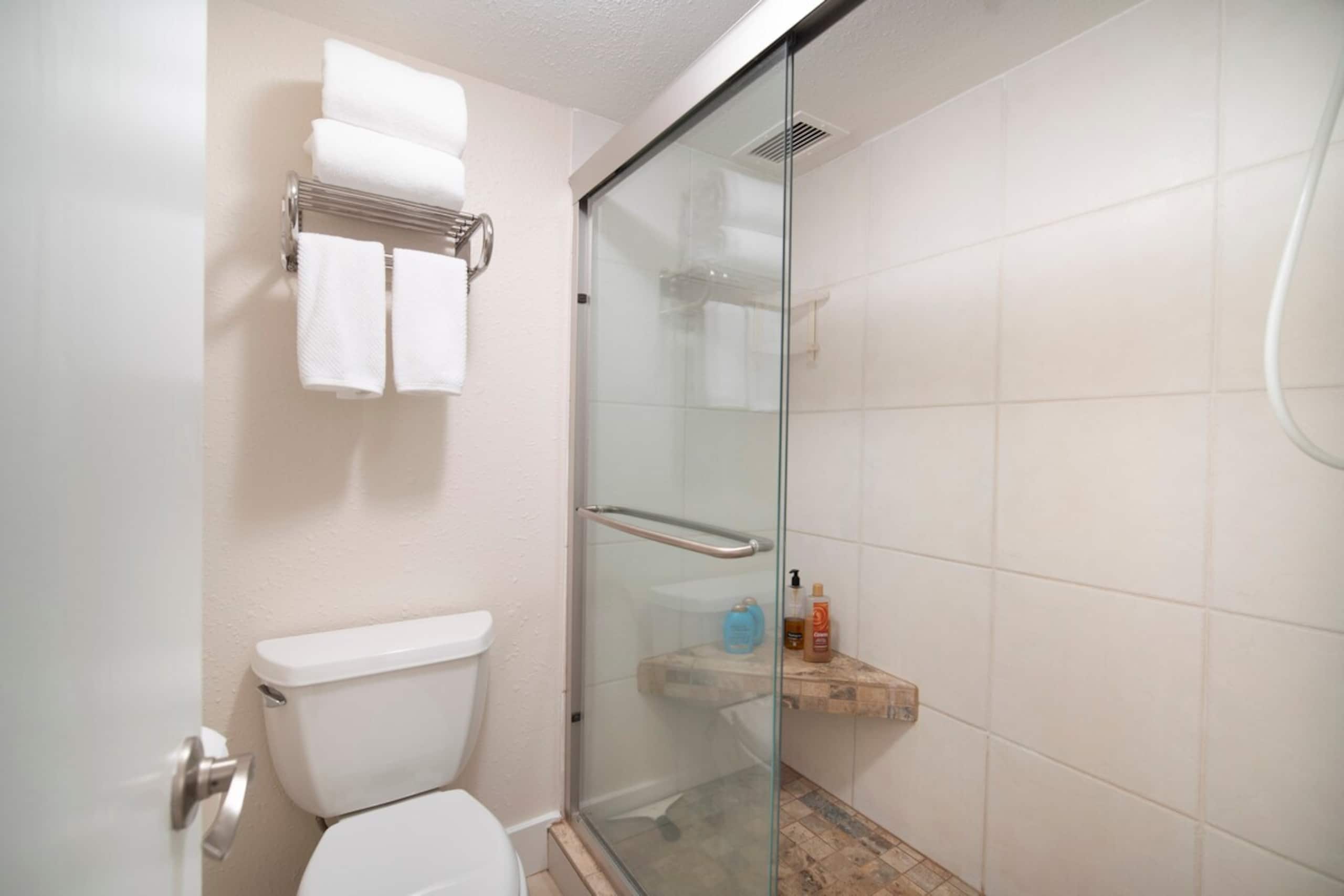 Locally owned, 1 BR w/ AC. Walk to the beach! - Photo 15