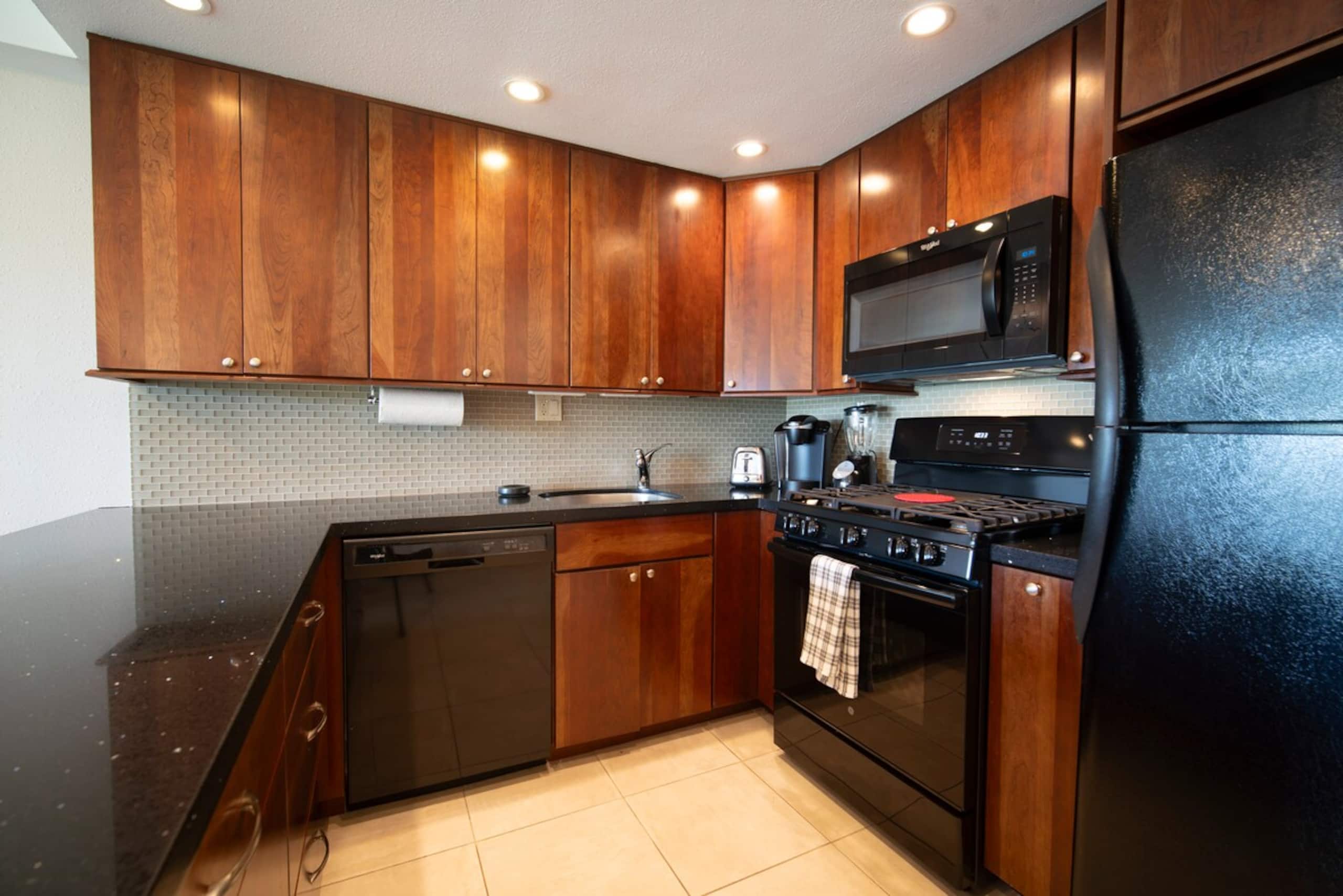 Locally owned, 1 BR w/ AC. Walk to the beach! - Photo 7