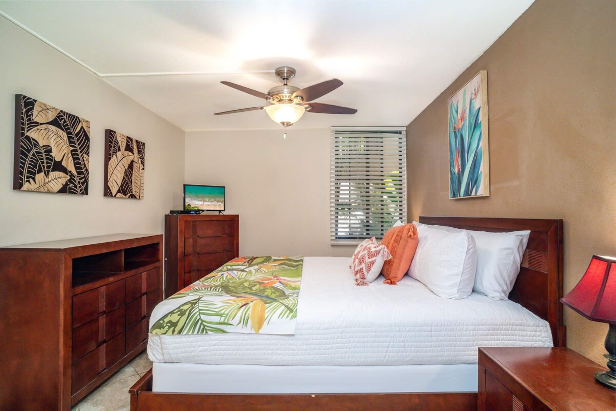 Beachfront 1BR w/ pool and hot tubs in Kihei - Photo 24