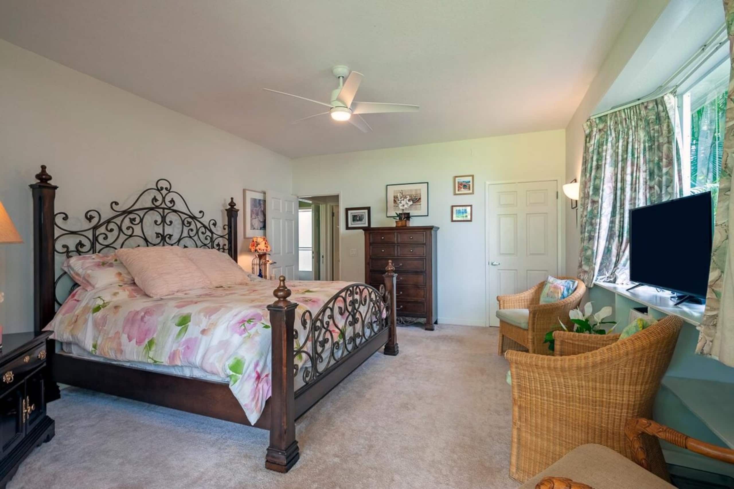 Spacious and air conditioned, right on golf course - Photo 14