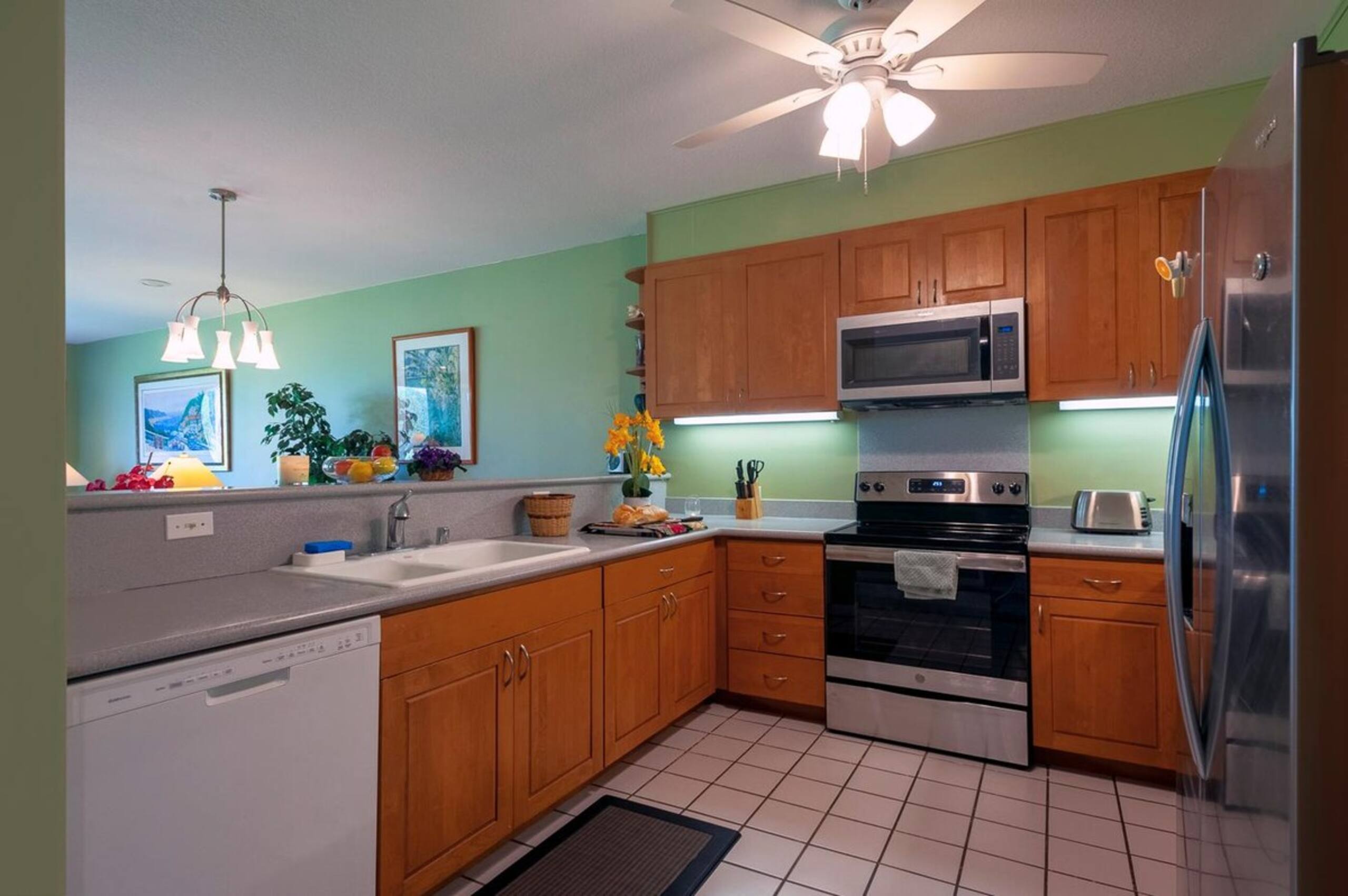 Spacious and air conditioned, right on golf course - Photo 12