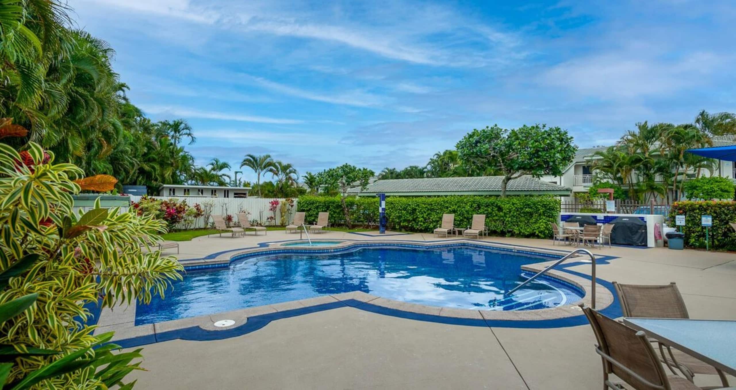 Spacious and air conditioned, right on golf course - Photo 4