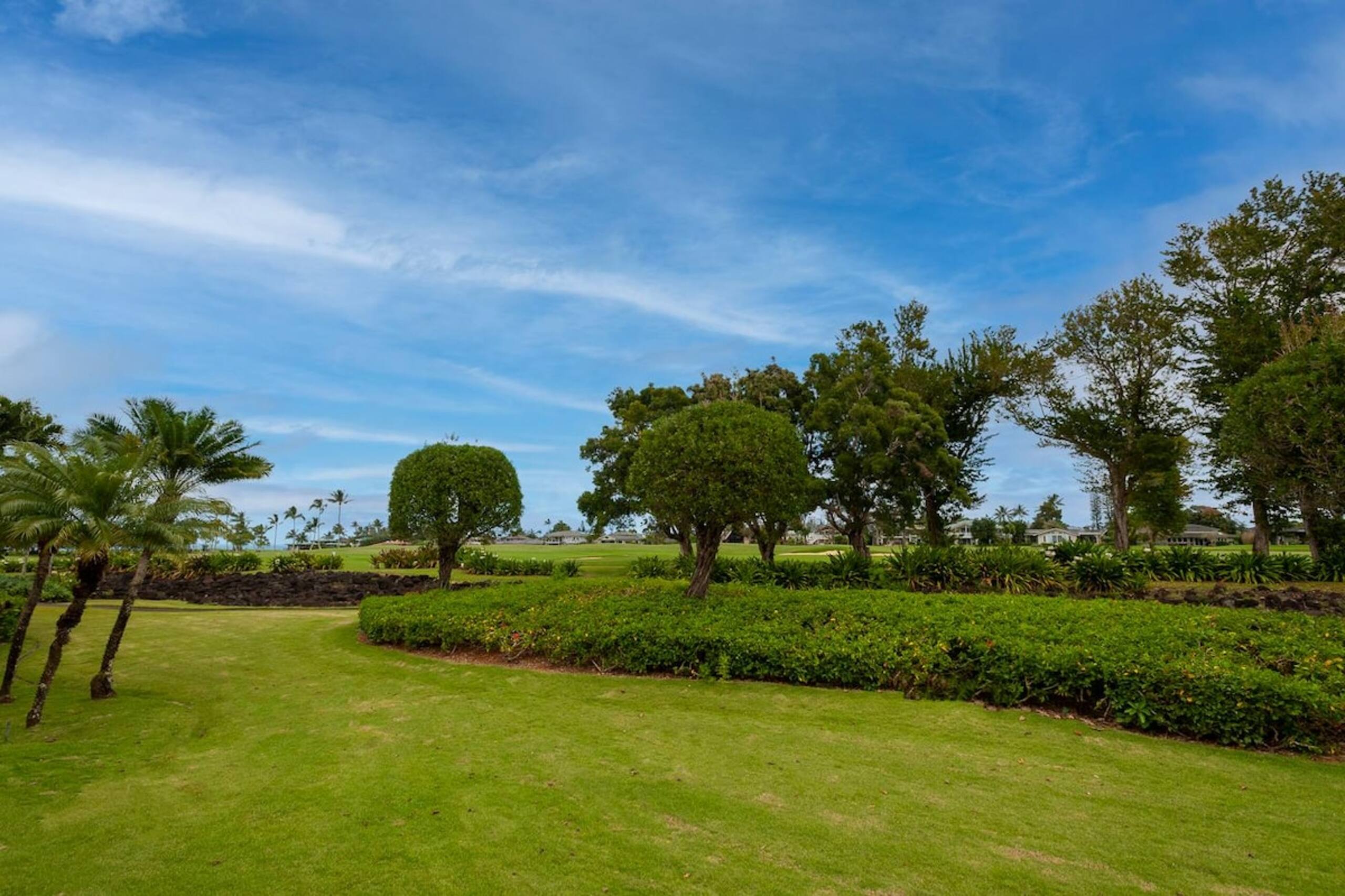 Spacious and air conditioned, right on golf course - Photo 24
