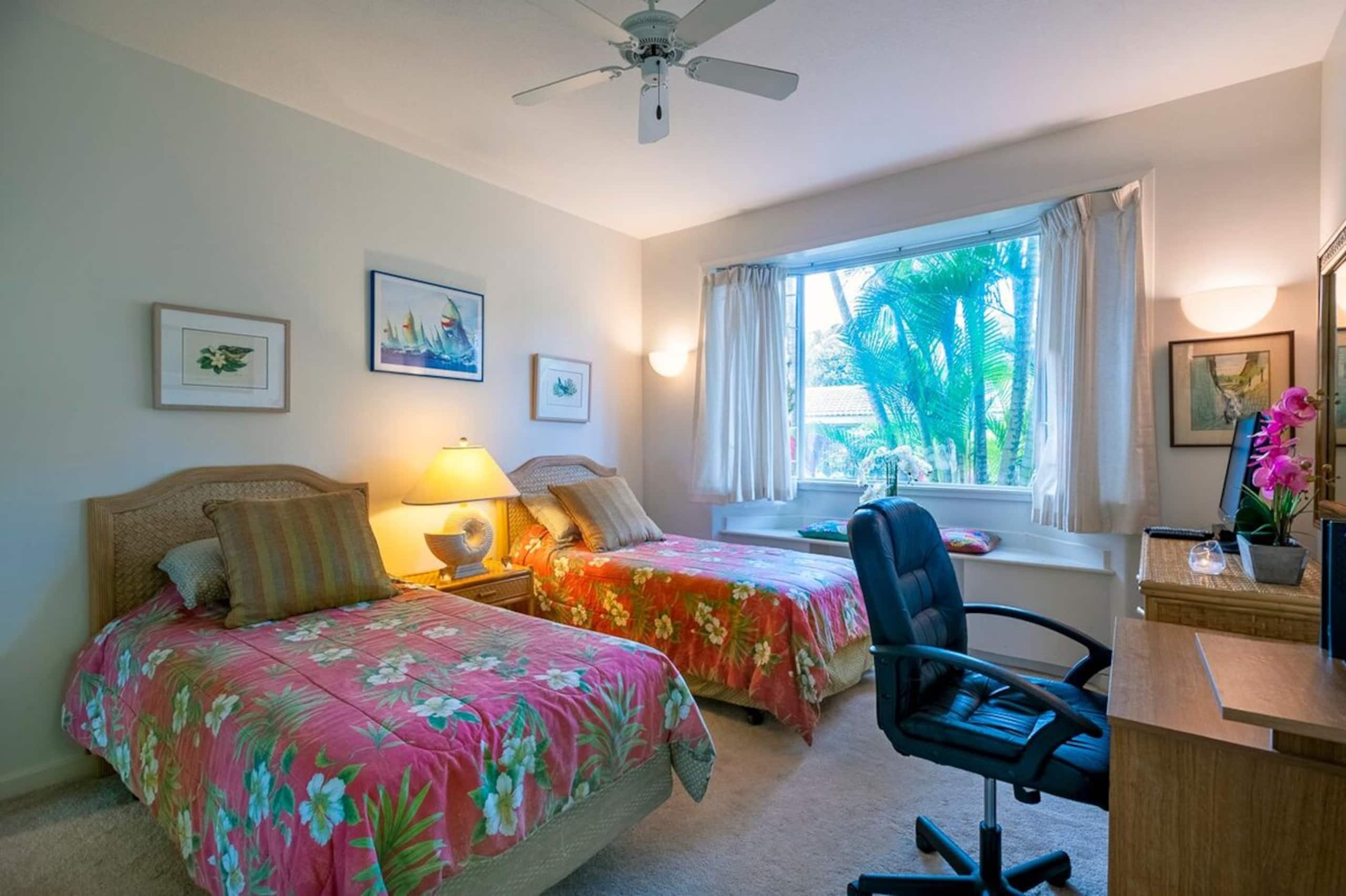 Spacious and air conditioned, right on golf course - Photo 17