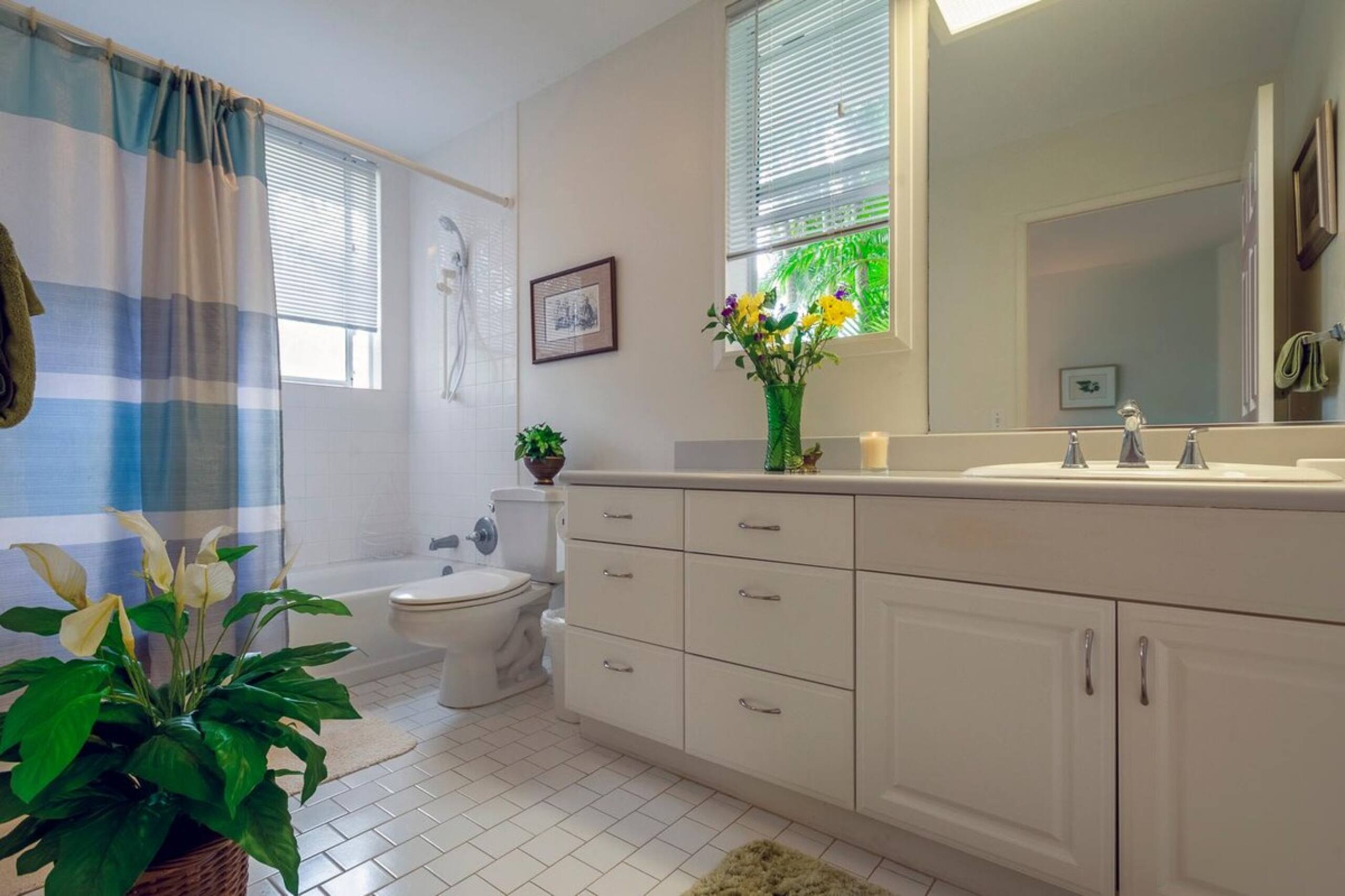 Spacious and air conditioned, right on golf course - Photo 18