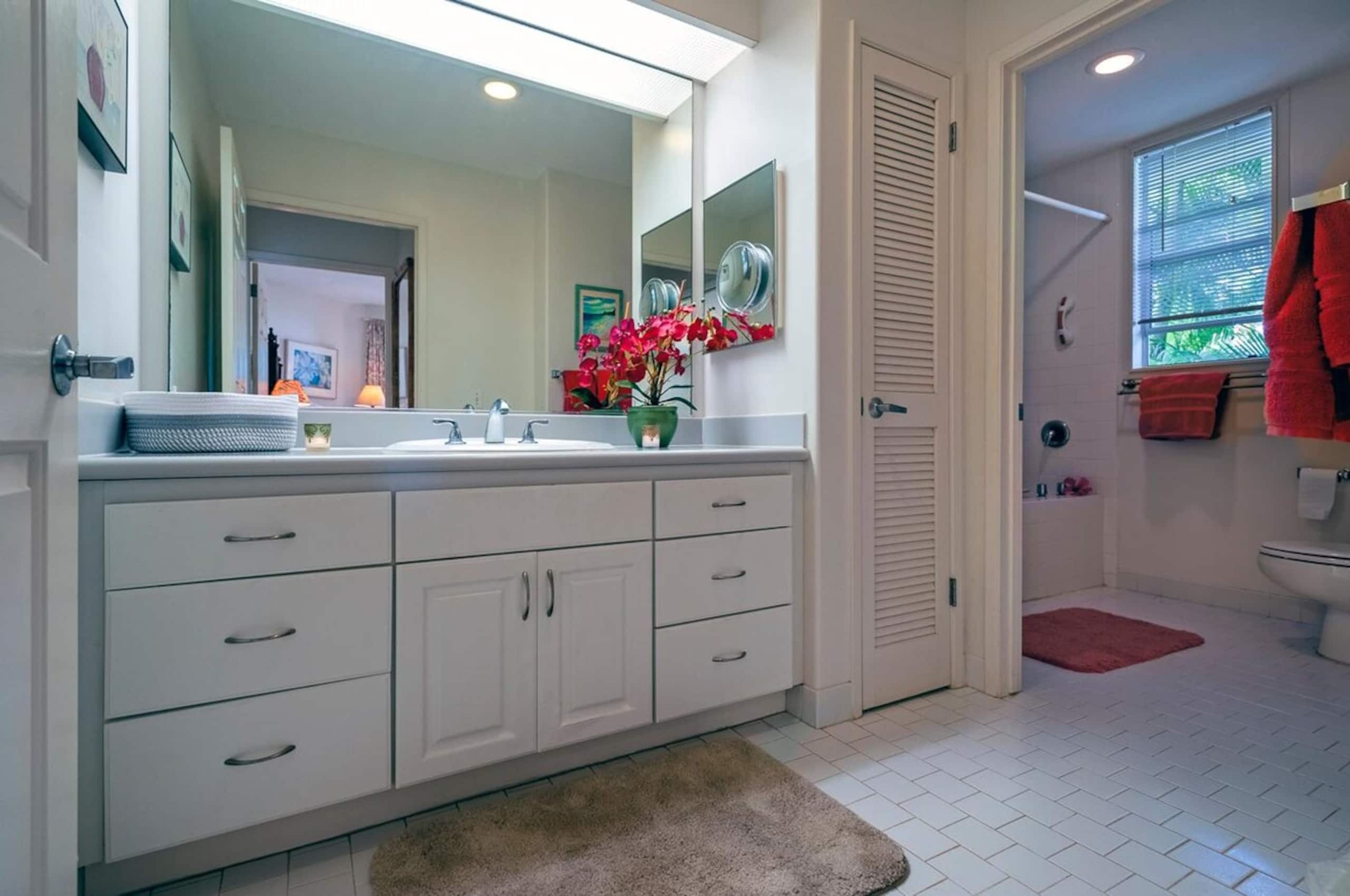Spacious and air conditioned, right on golf course - Photo 15