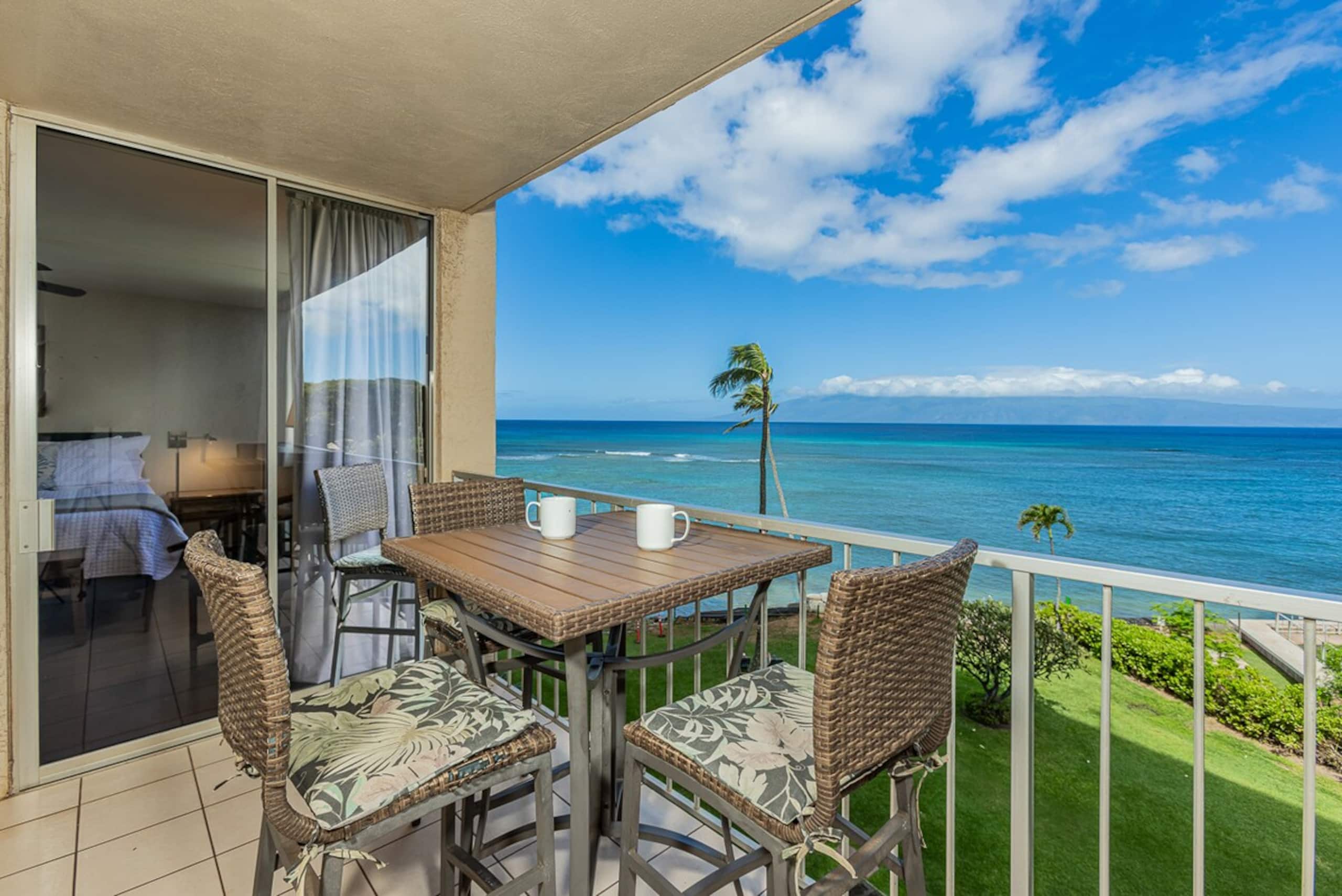 Oceanfront condo w/ lanai and pool access - Photo 29