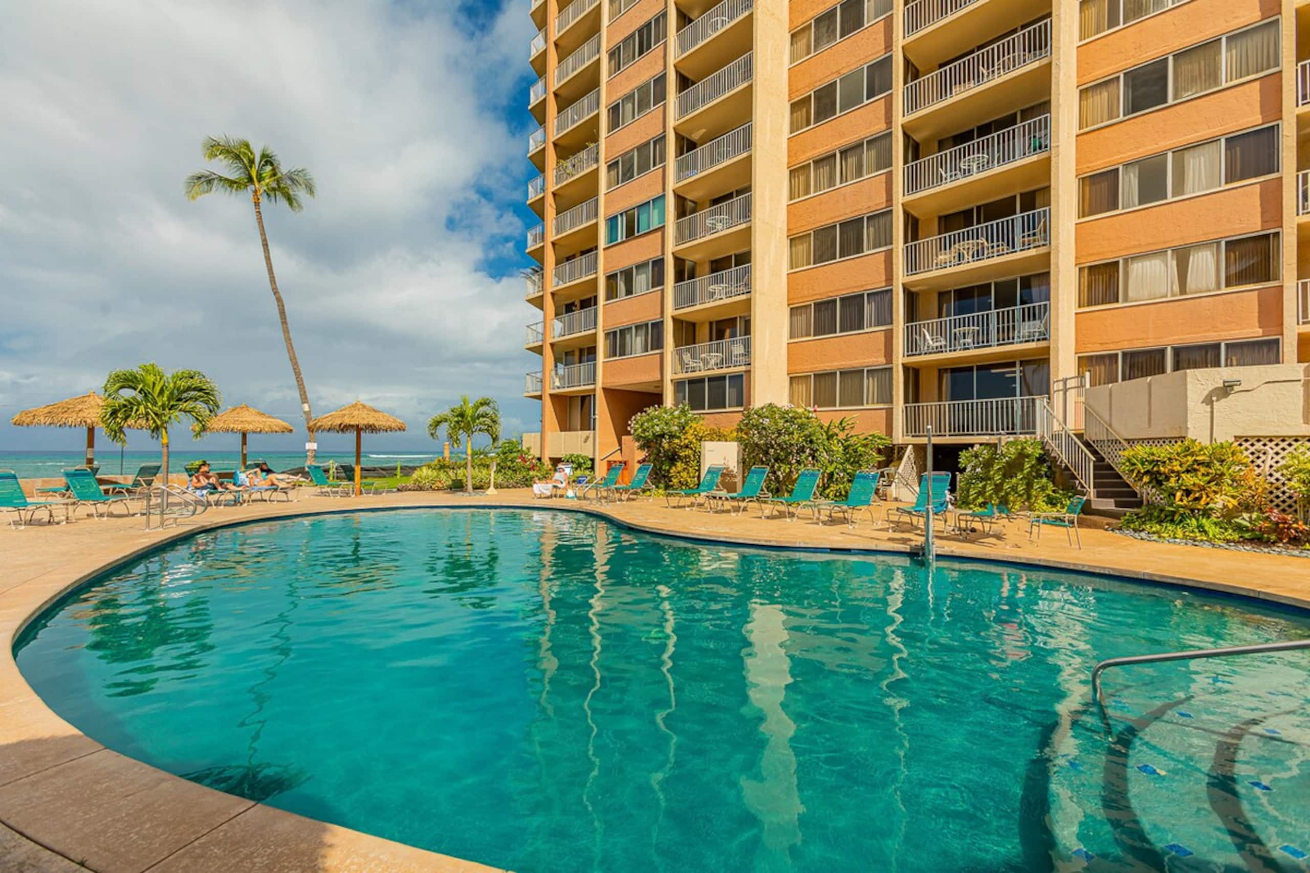 Oceanfront condo w/ lanai and pool access - Photo 39