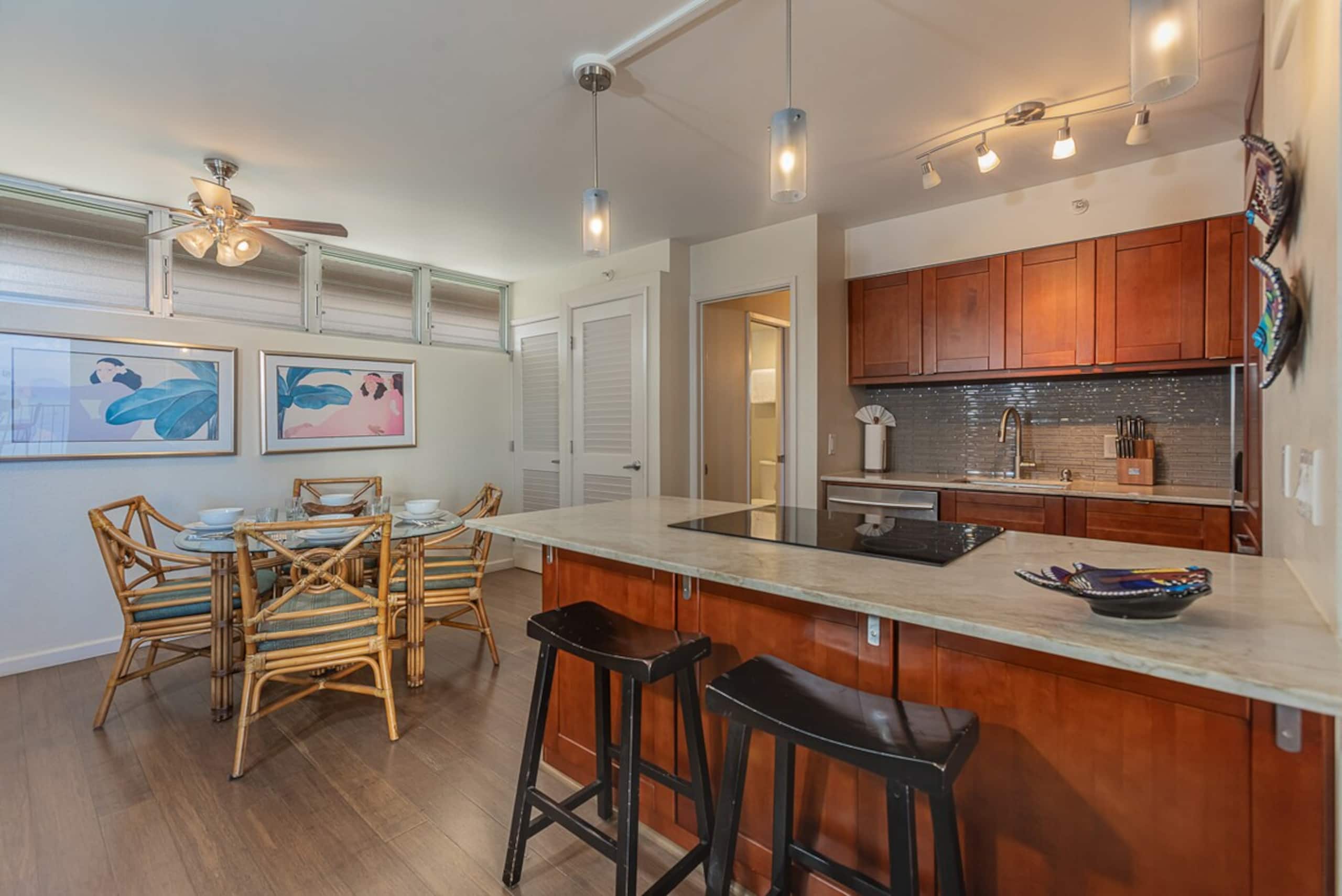 Oceanfront condo w/ lanai and pool access - Photo 24