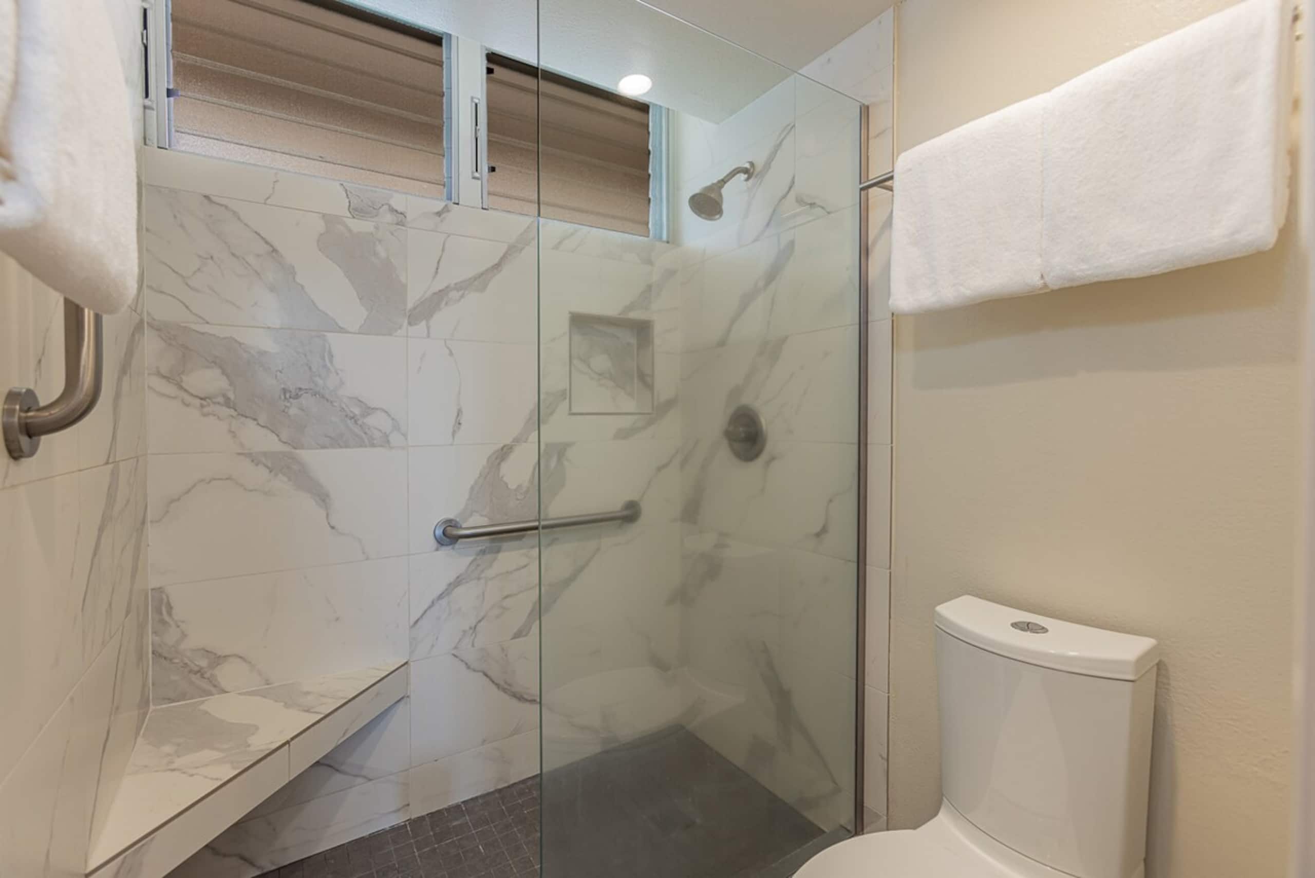 Oceanfront condo w/ lanai and pool access - Photo 8