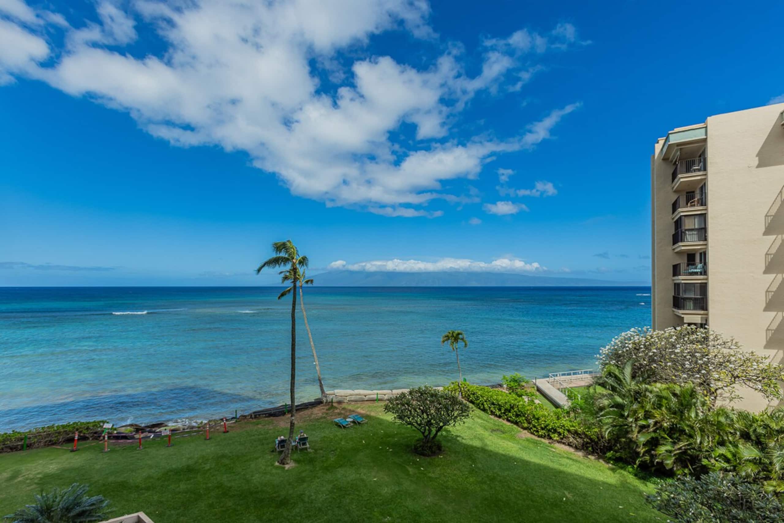 Oceanfront condo w/ lanai and pool access - Photo 22