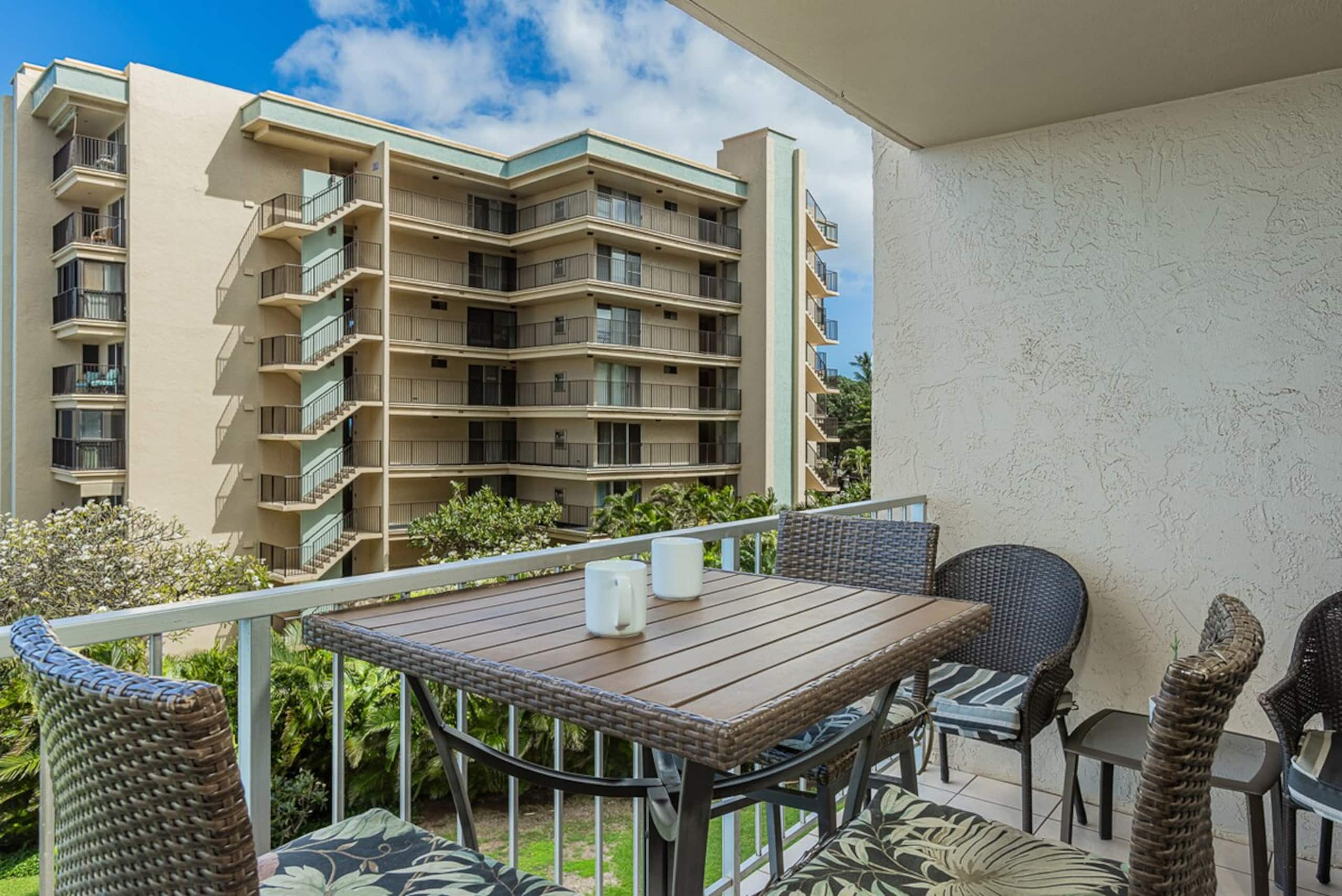 Oceanfront condo w/ lanai and pool access - Photo 21