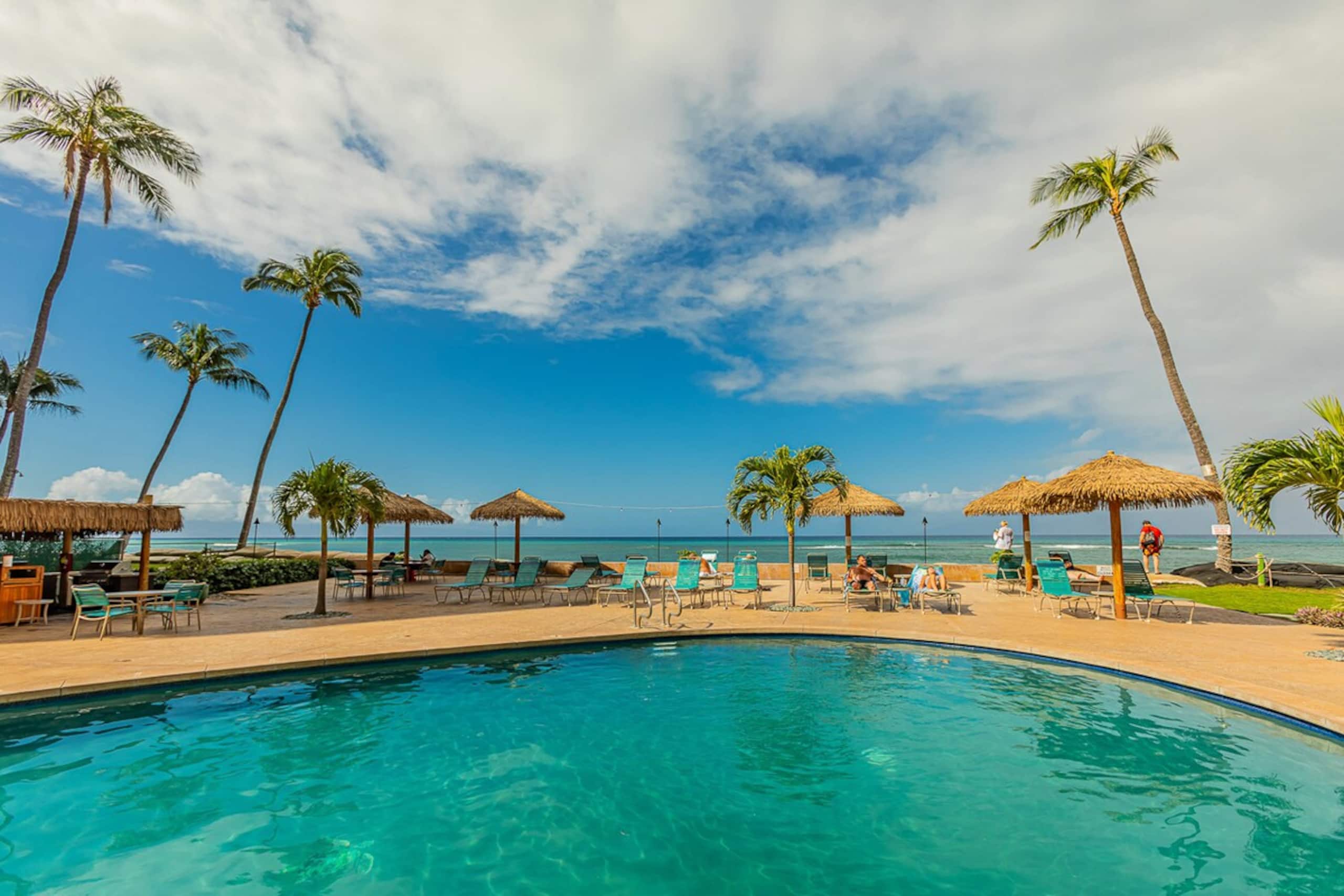 Oceanfront condo w/ lanai and pool access - Photo 34