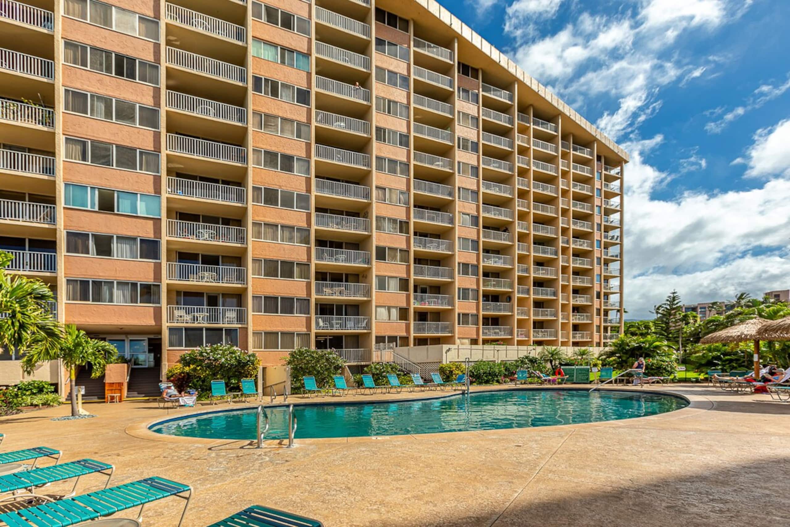 Oceanfront condo w/ lanai and pool access - Photo 38
