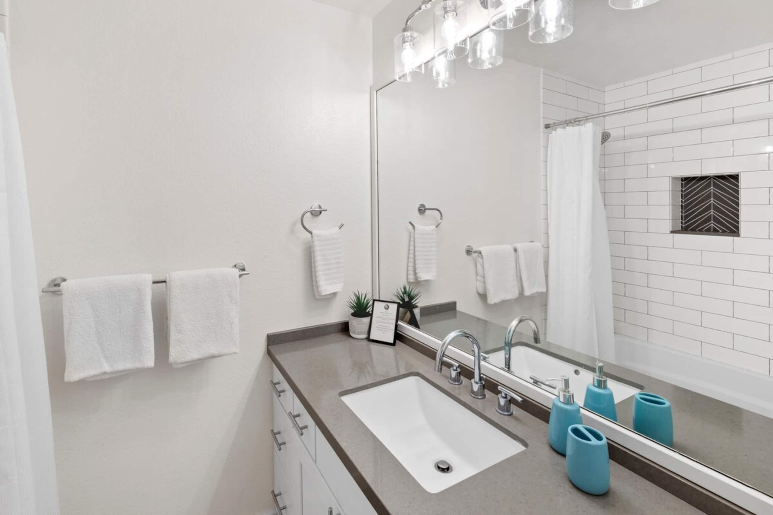 Fabulous - Modern Manualoha Entire Condo - Photo 21