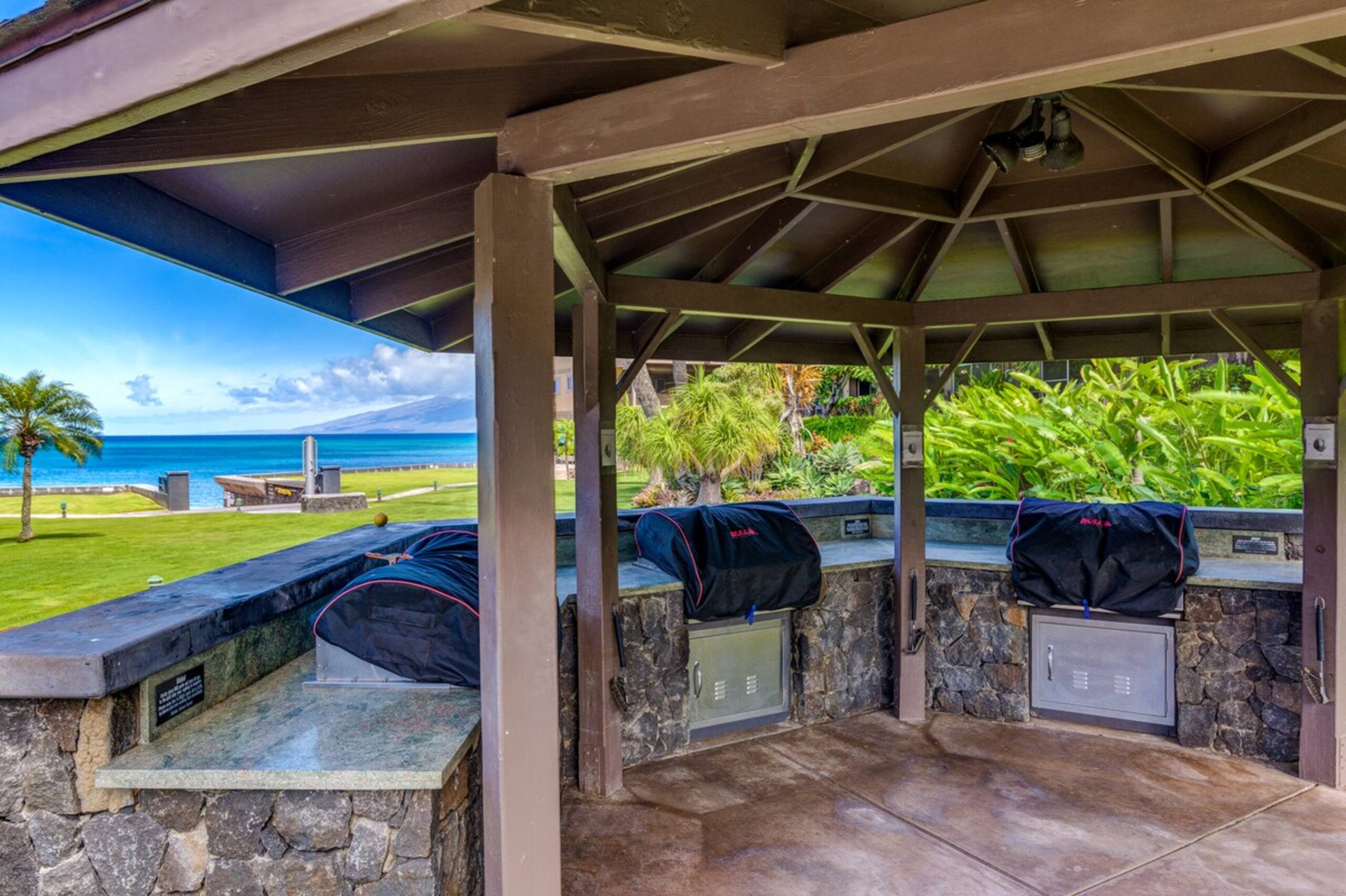 Beachfront 2BR Townhouse w/ Ocean Sunset Views - Photo 35