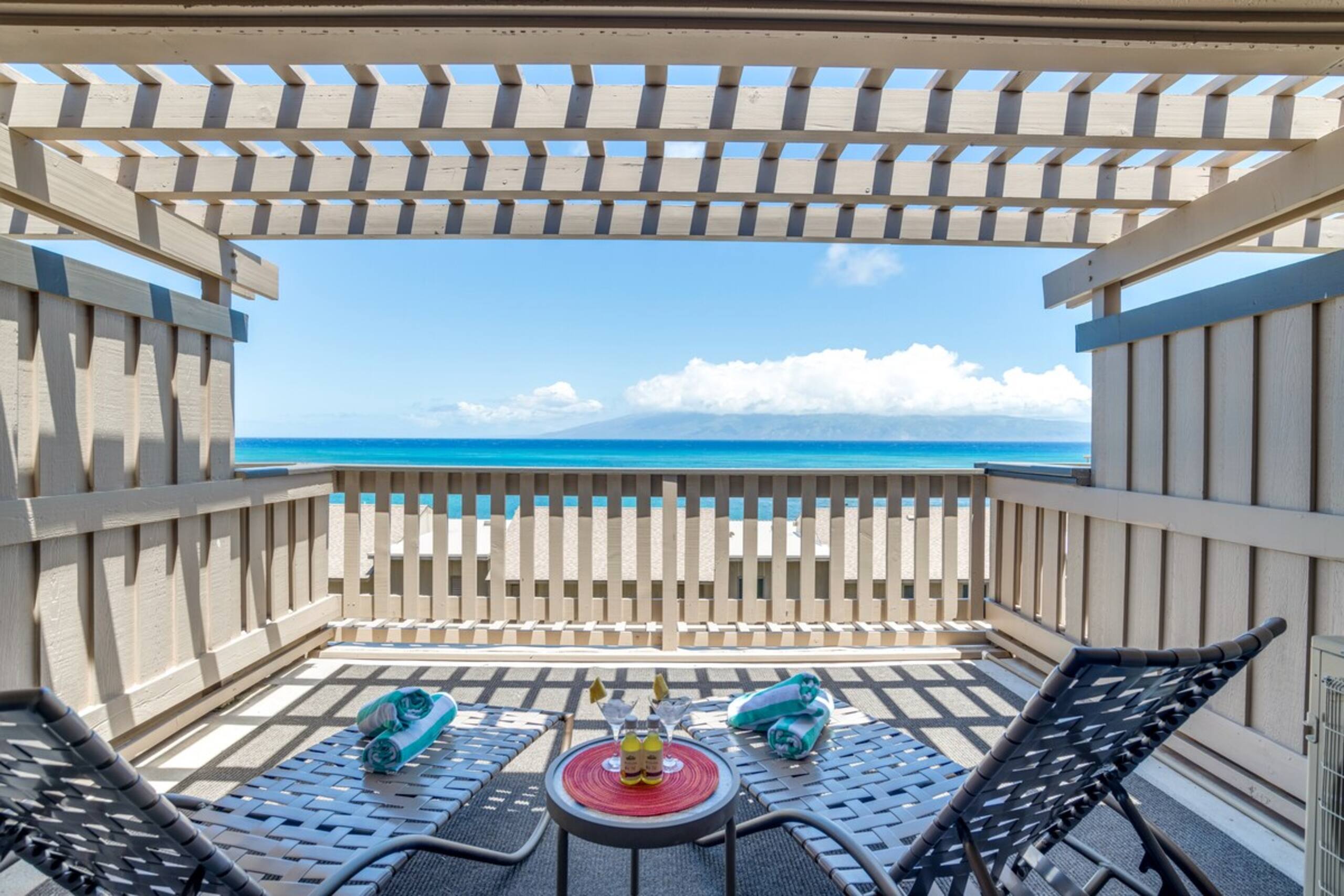 Beachfront 2BR Townhouse w/ Ocean Sunset Views - Photo 12