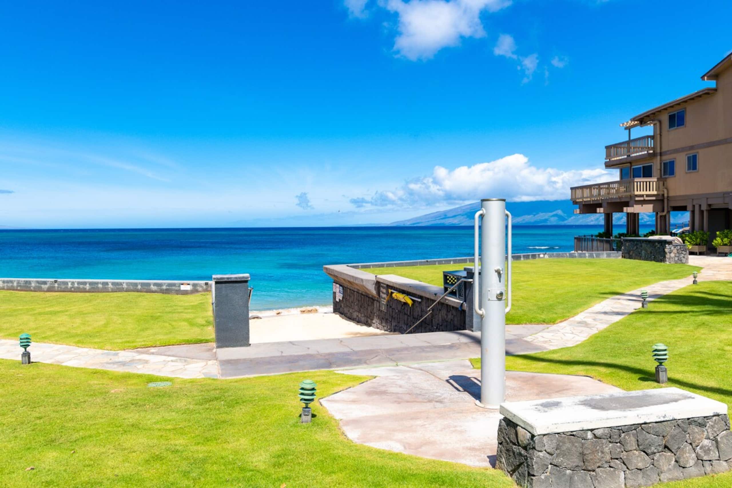 Beachfront 2BR Townhouse w/ Ocean Sunset Views - Photo 32