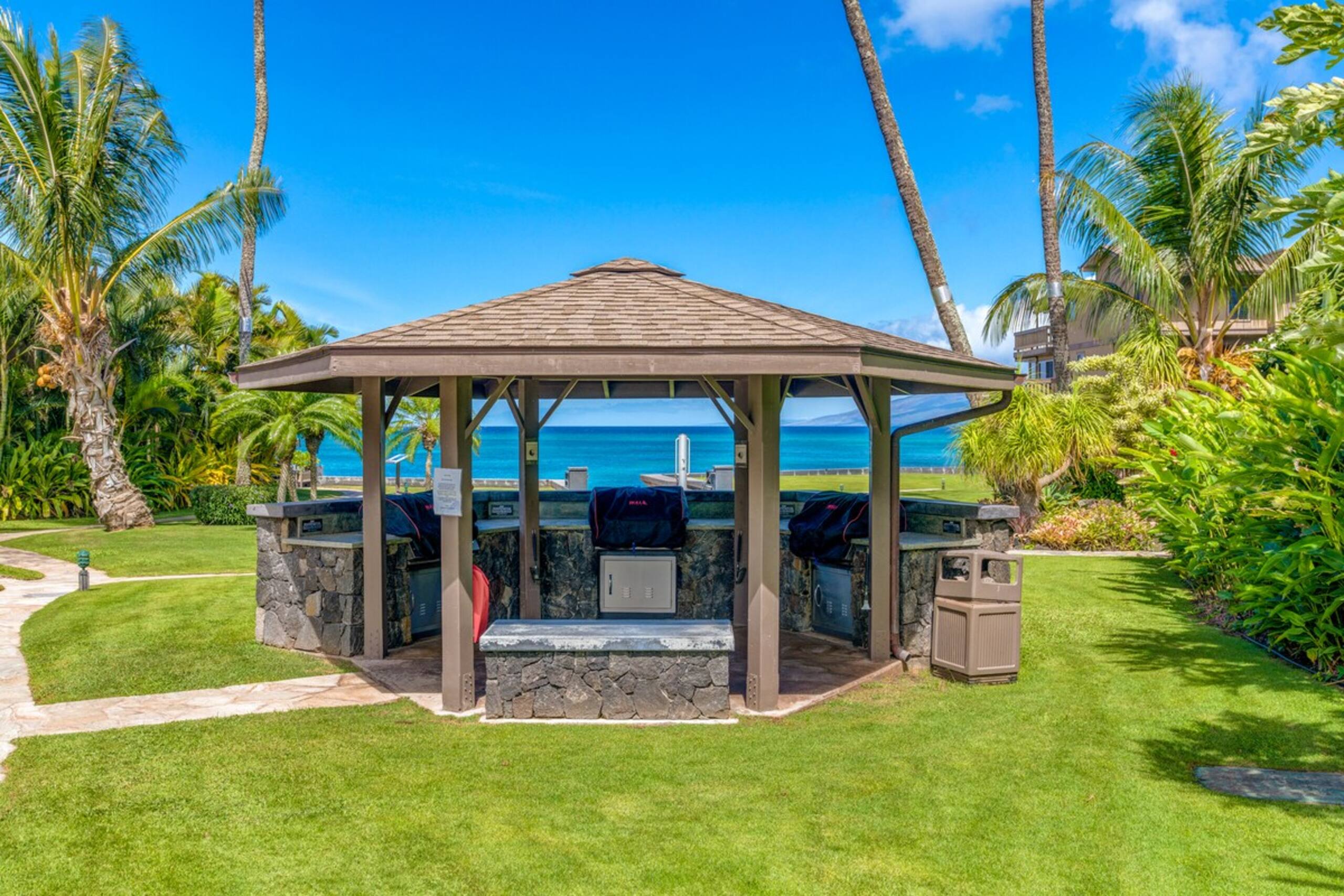 Beachfront 2BR Townhouse w/ Ocean Sunset Views - Photo 31
