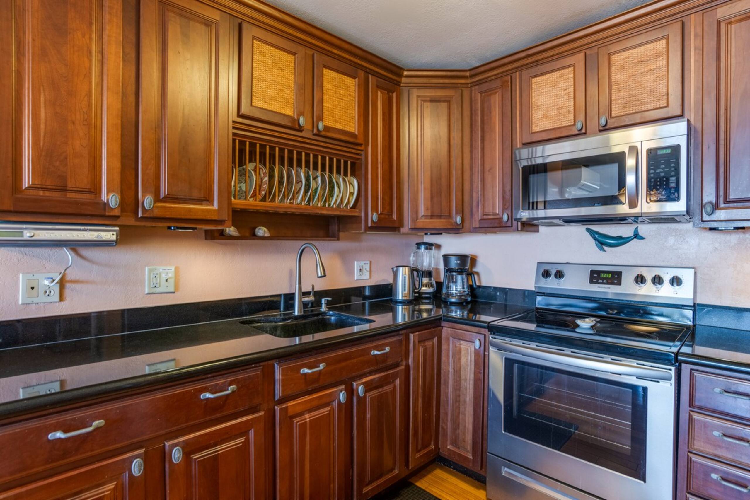 Beachfront 2BR Townhouse w/ Ocean Sunset Views - Photo 5