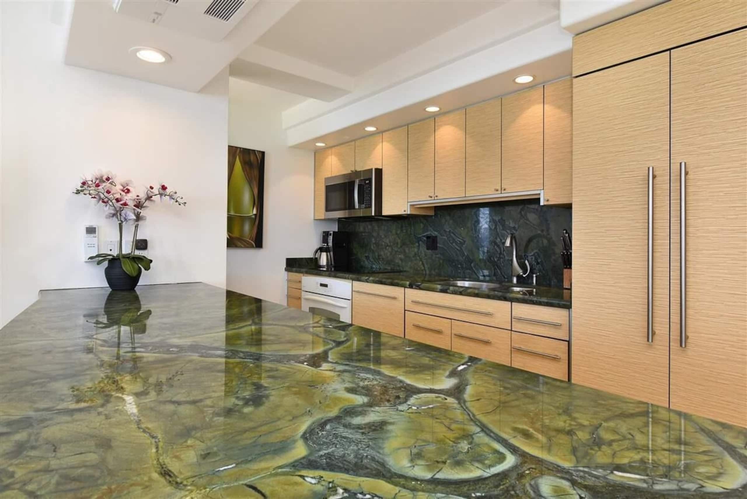 180-Degree Oceanfront View, Corner Unit - Photo 26