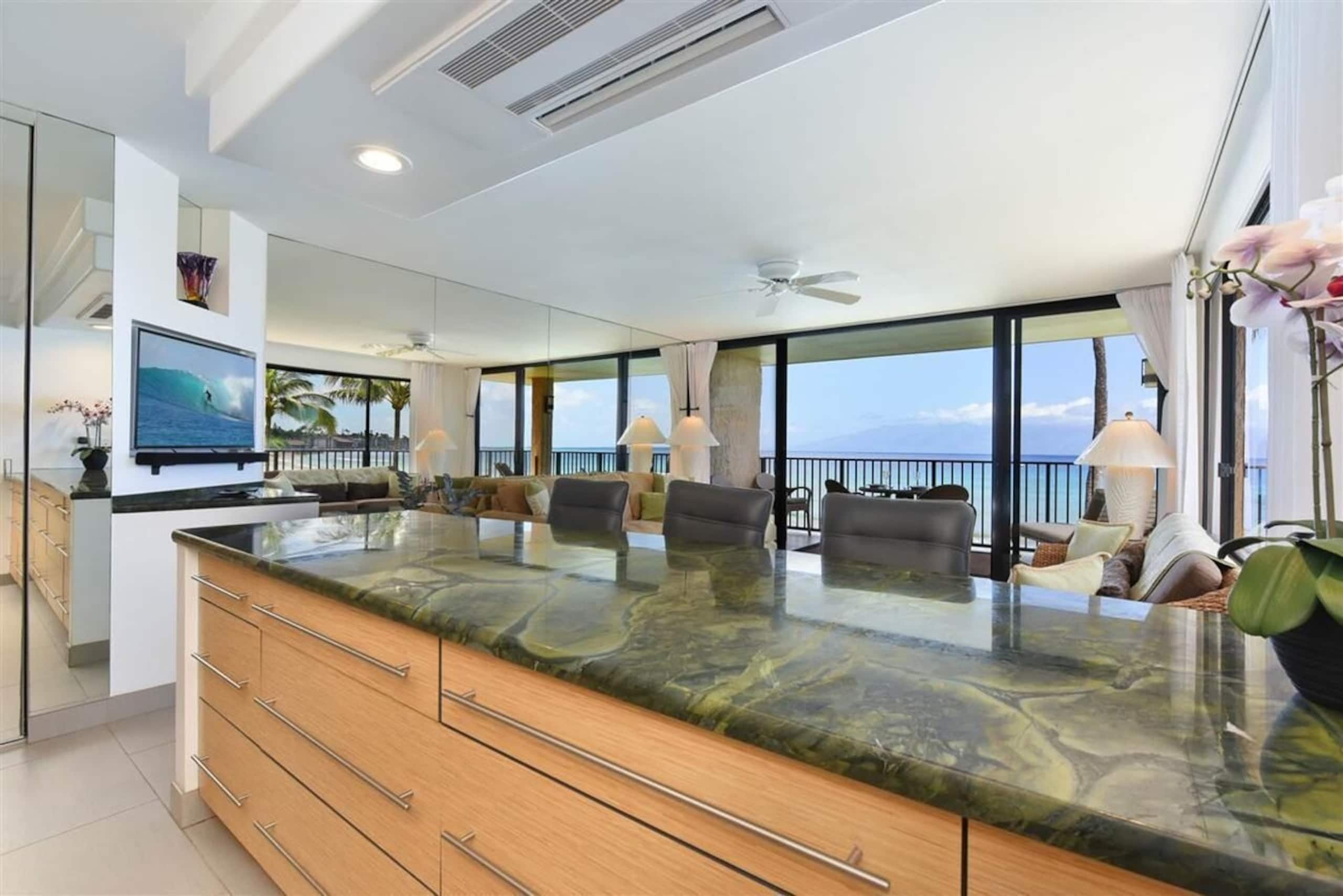 180-Degree Oceanfront View, Corner Unit - Photo 13