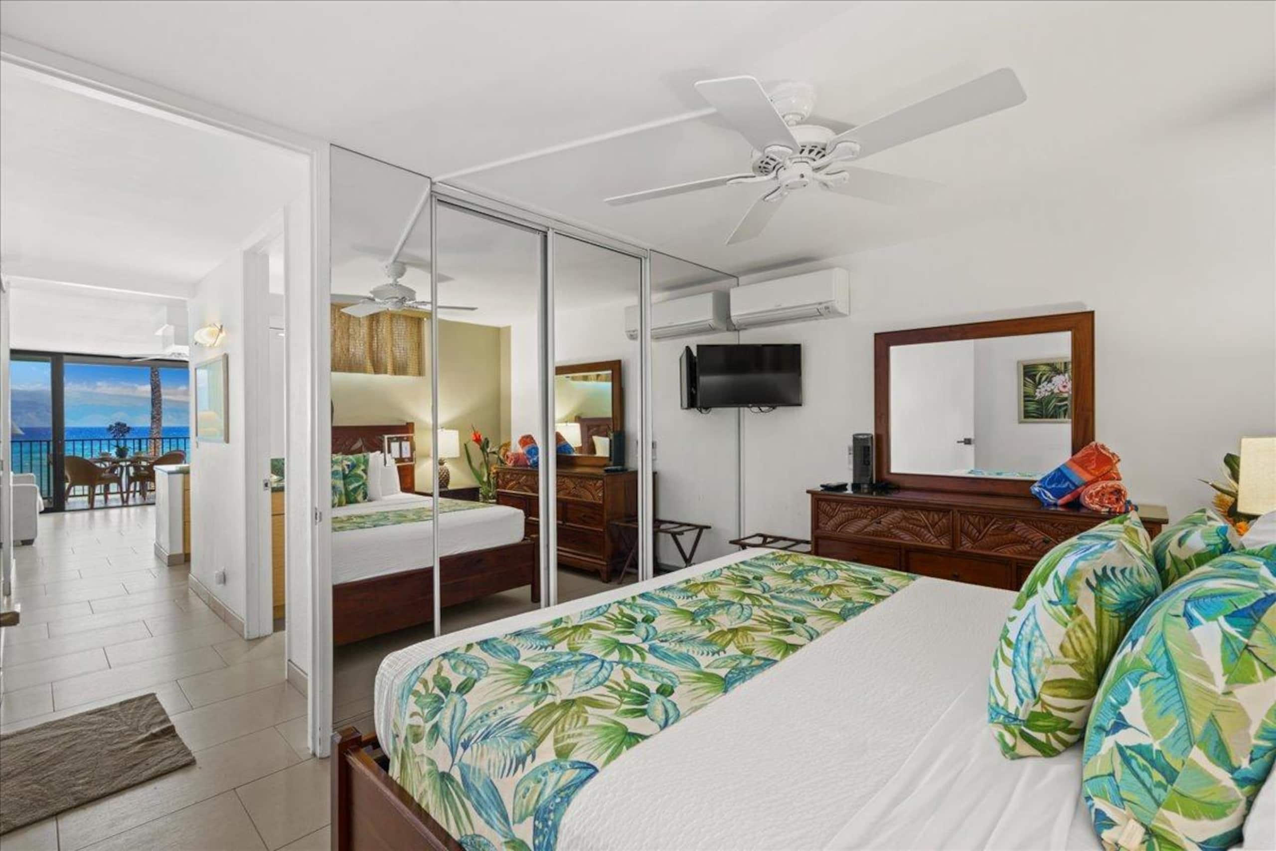 180-Degree Oceanfront View, Corner Unit - Photo 9
