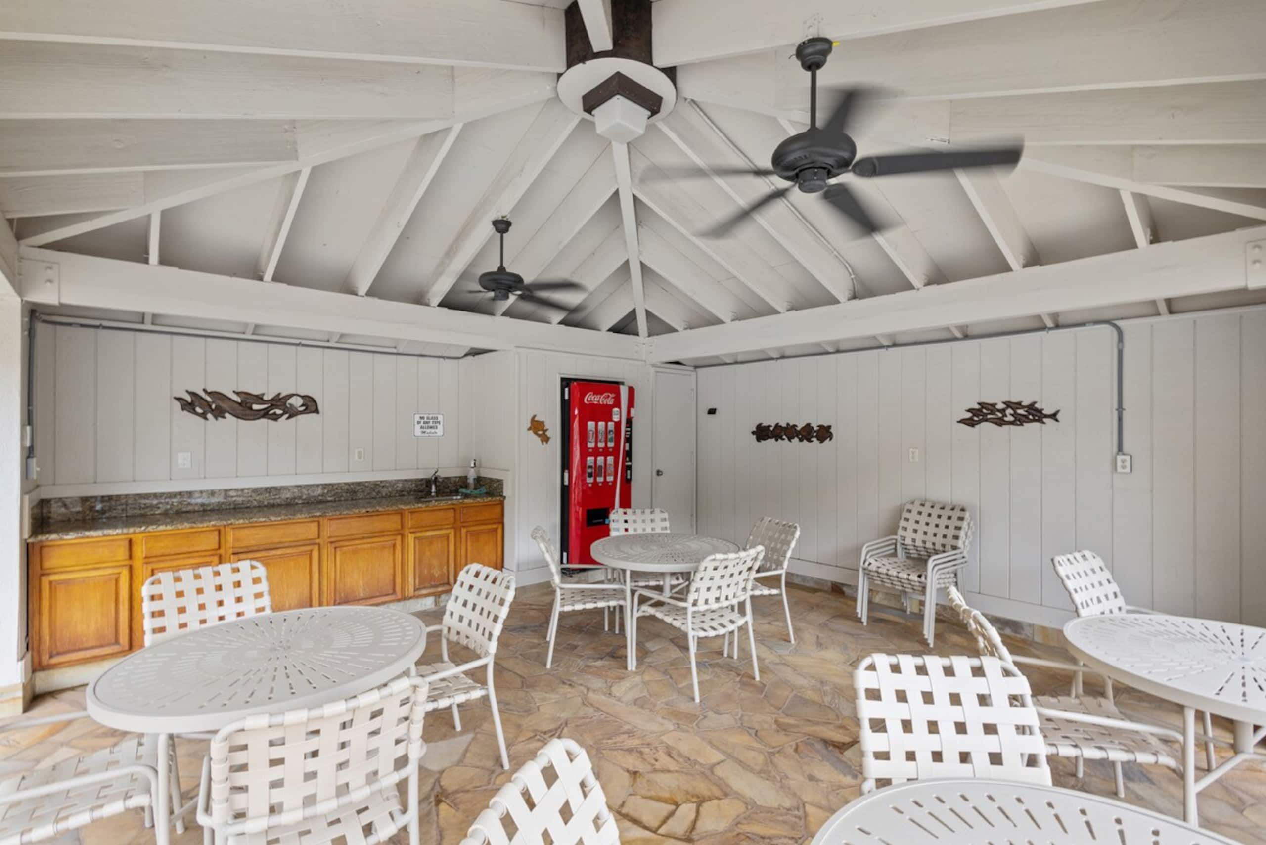Beautiful Modern Remodeled Maui Banyan Studio - Photo 11