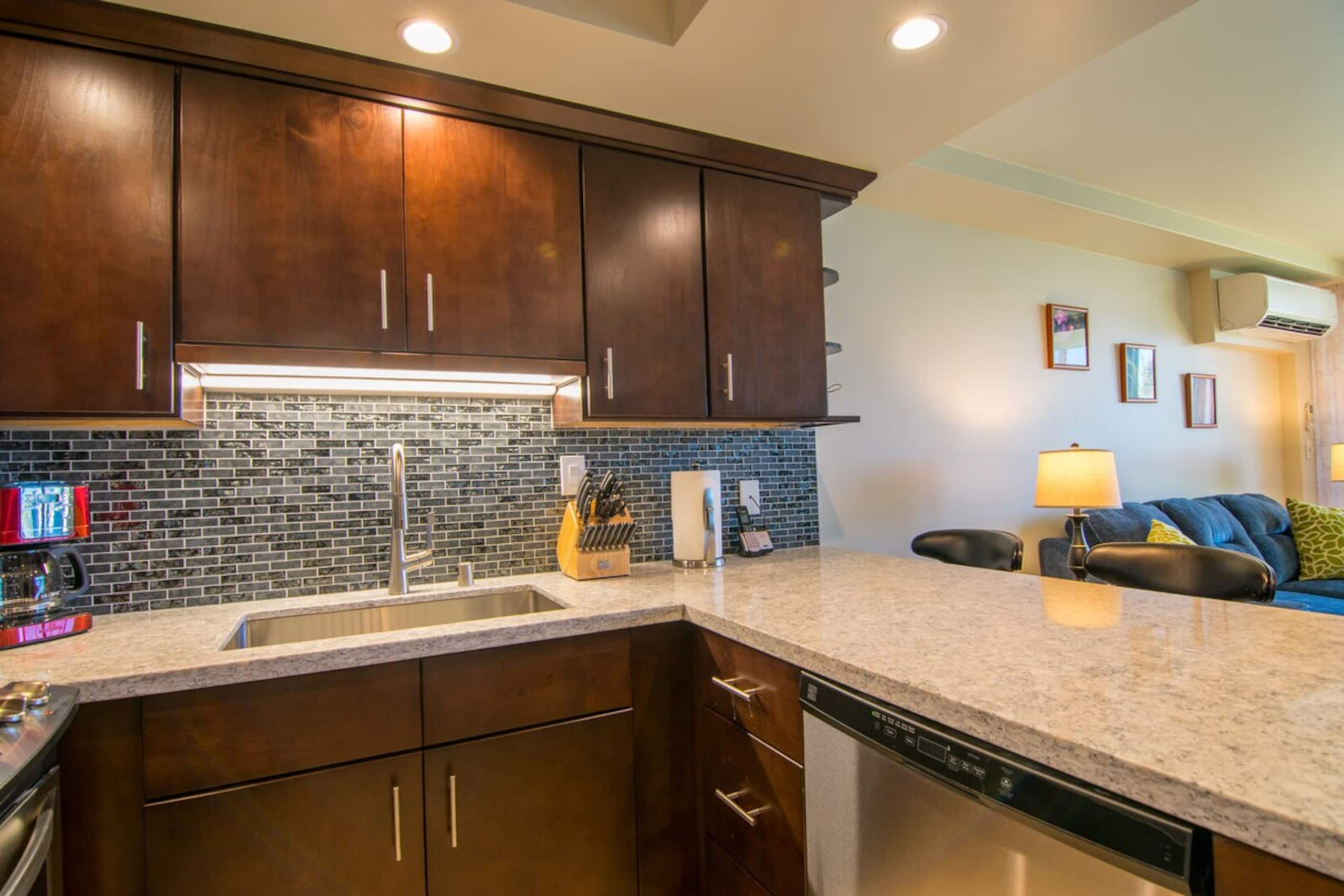 Custom remodel and breathtaking views - Photo 12
