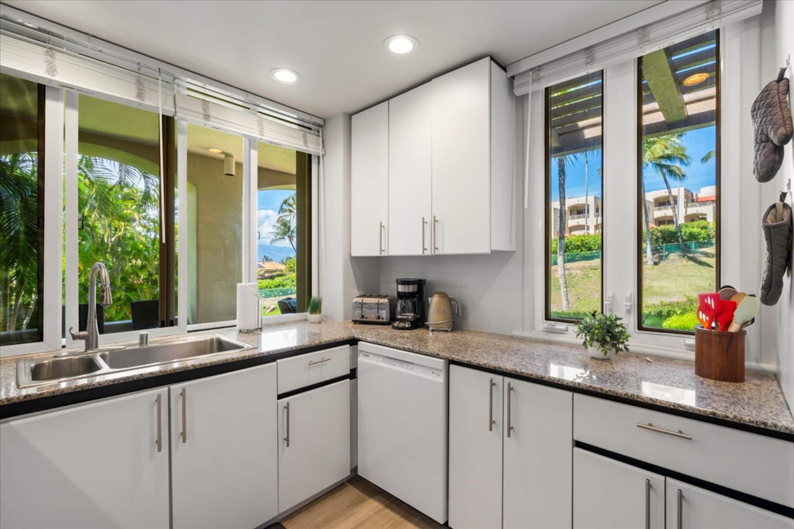 Wailea condo w/ sunset views and pool access - Photo 17