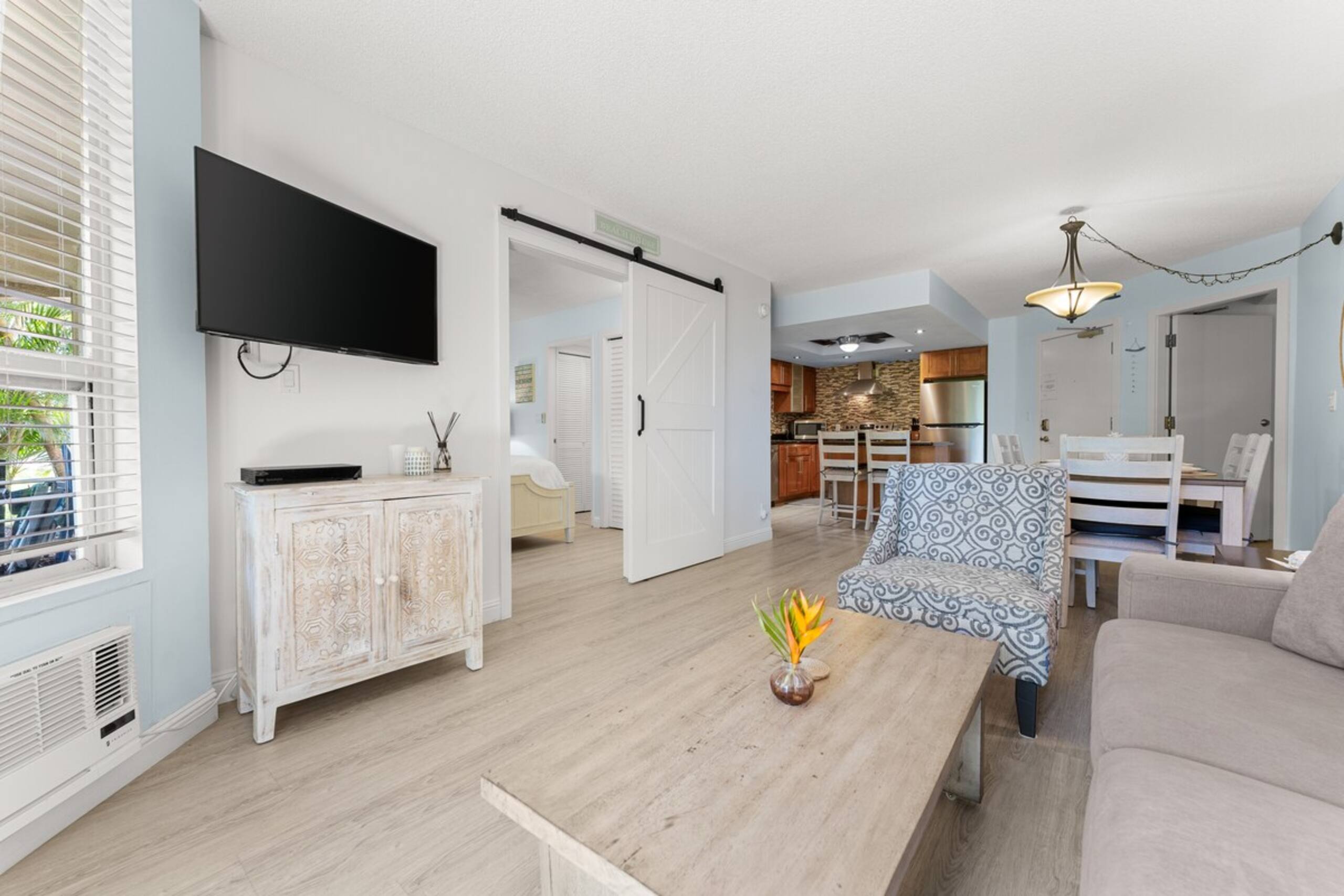 Beachside Bungalow - remodeled 2 bd/bth ground flr - Photo 3