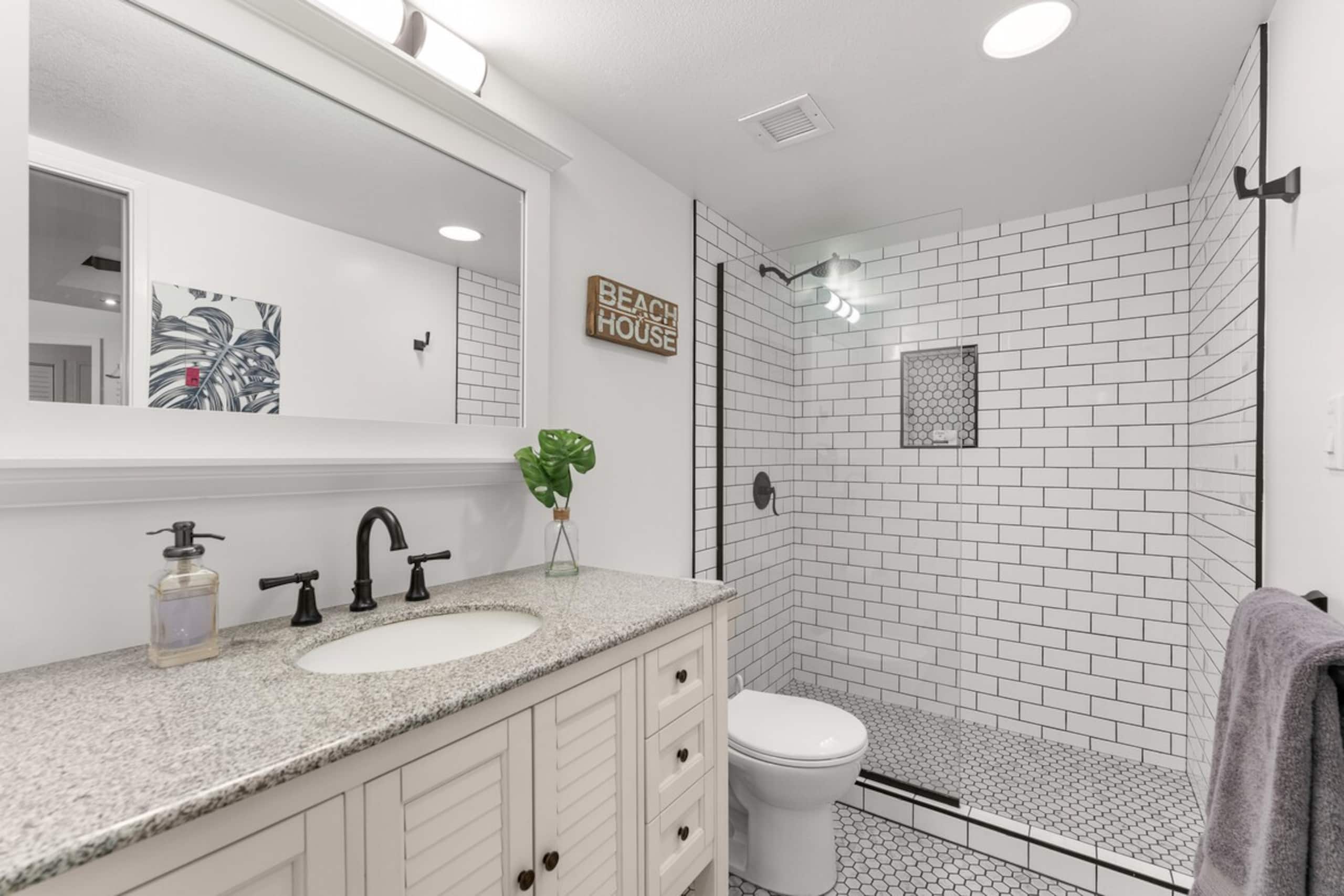 Beachside Bungalow - remodeled 2 bd/bth ground flr - Photo 33