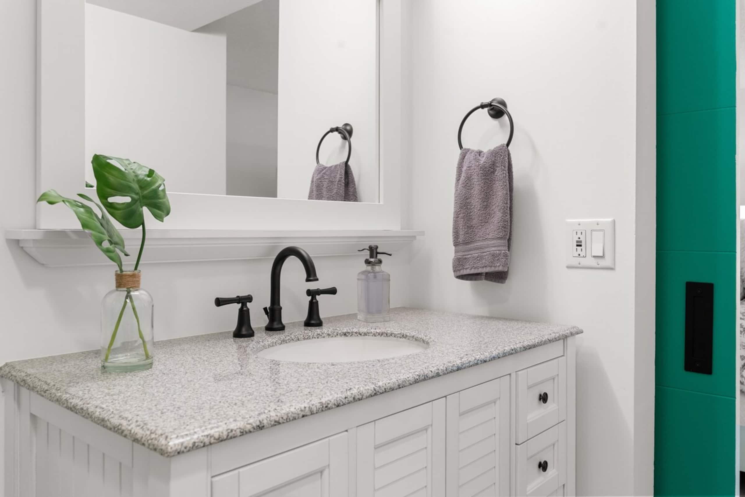 Beachside Bungalow - remodeled 2 bd/bth ground flr - Photo 22