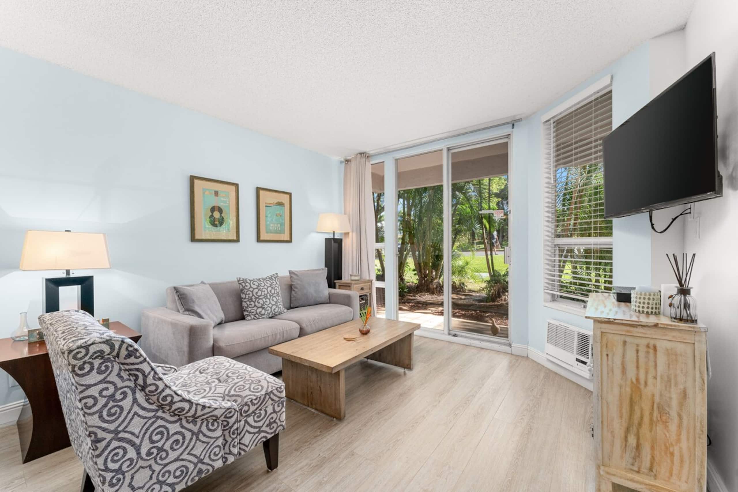 Beachside Bungalow - remodeled 2 bd/bth ground flr - Photo 1