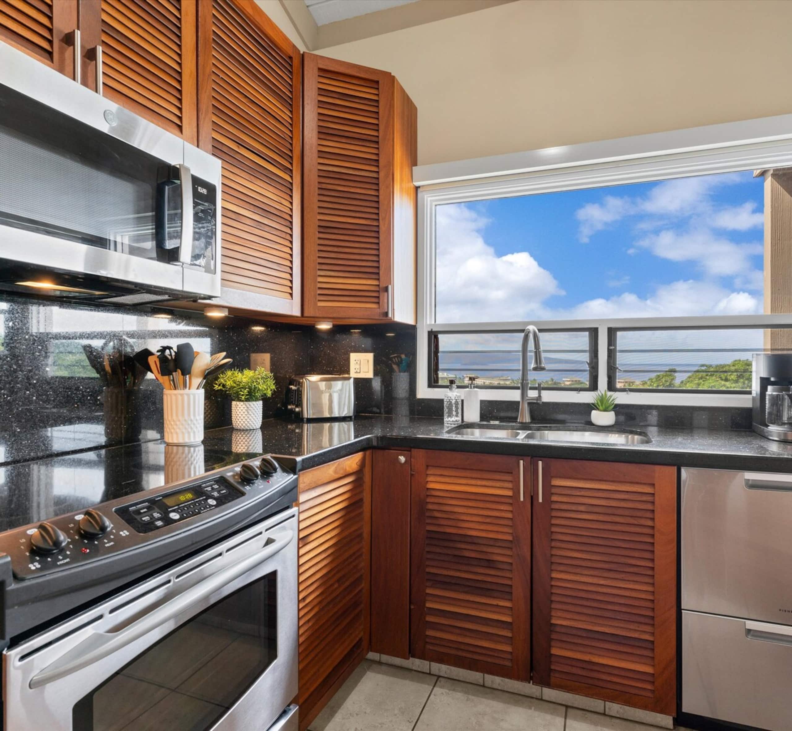 Ocean view condo w/ 2 king beds near beach - Photo 25