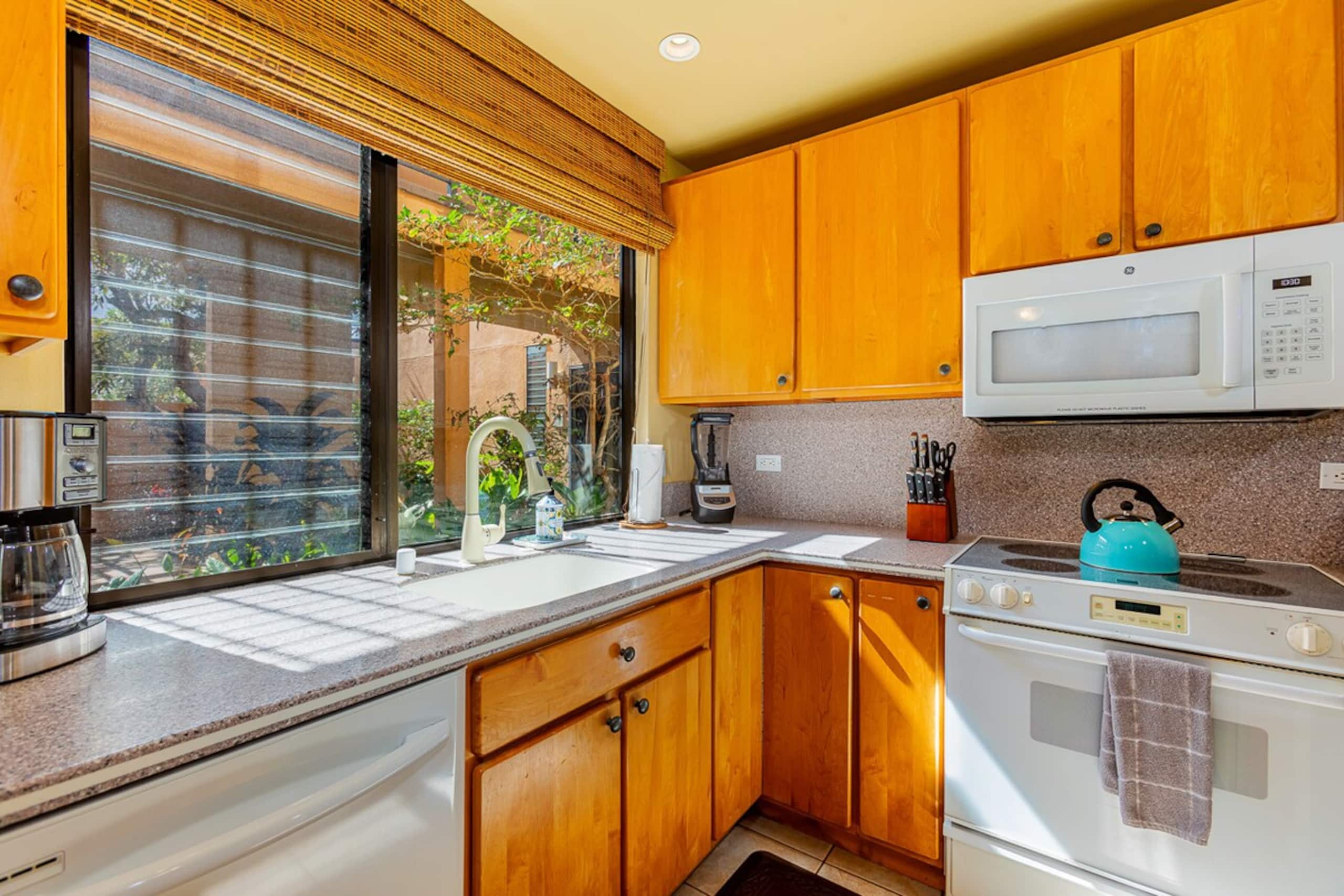 Beachfront Wailea condo w/ garden lanai - Photo 14