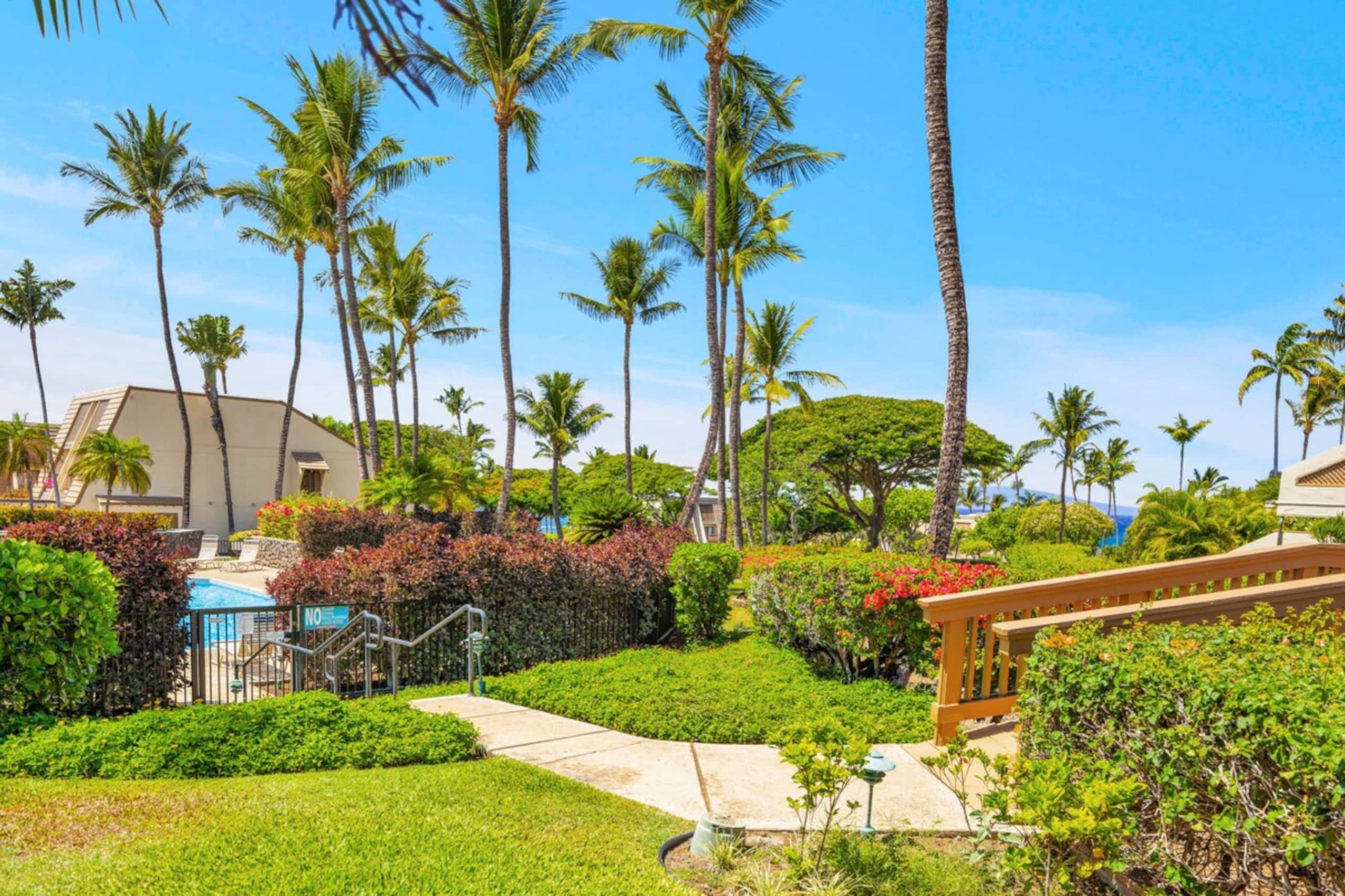 Tranquil Retreat surrounded by Tropical Garden - Photo 38